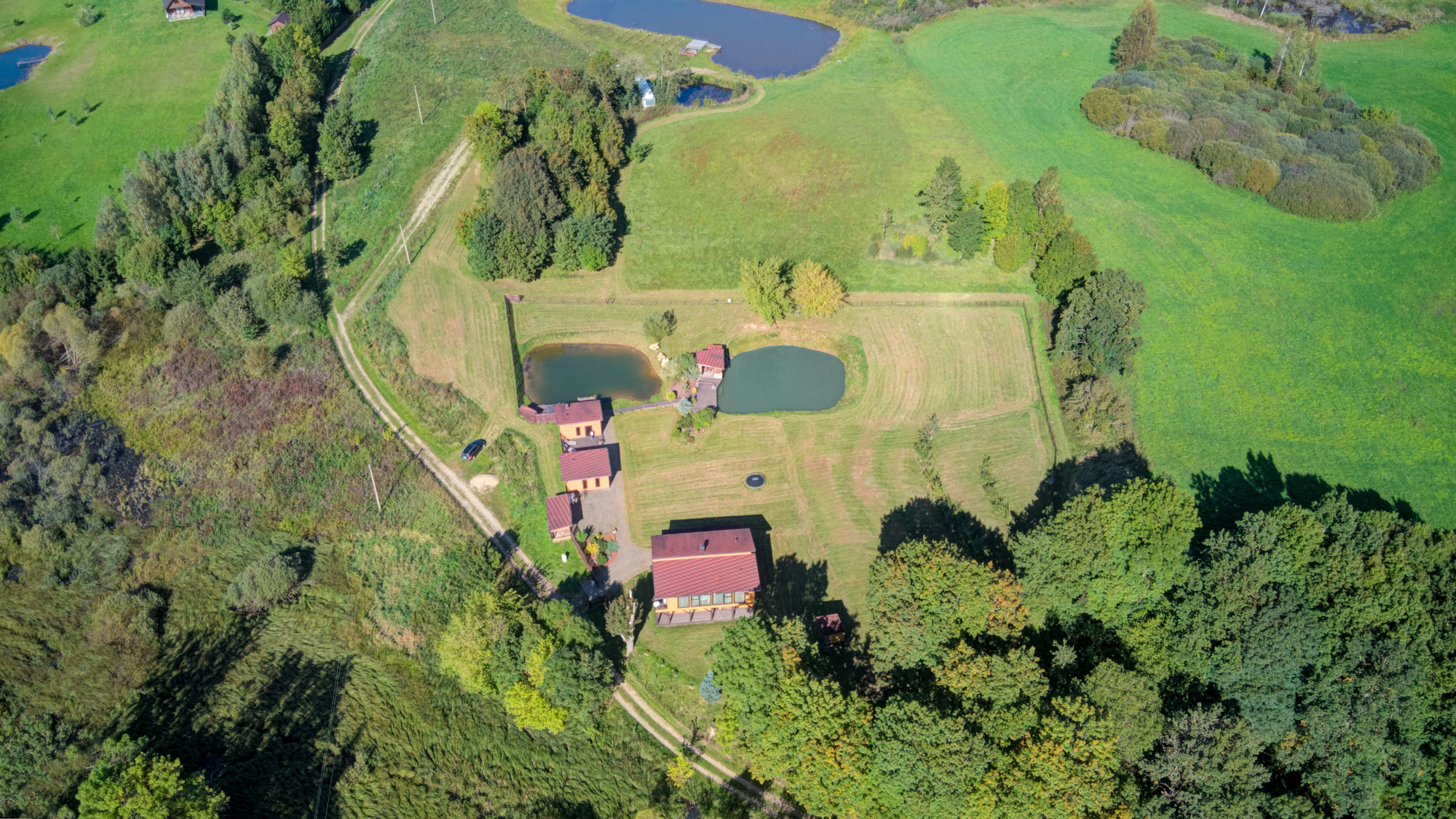 Sadyba Vinliaus r. prie ežero. Elina Sapiega fotografė Vilniuje