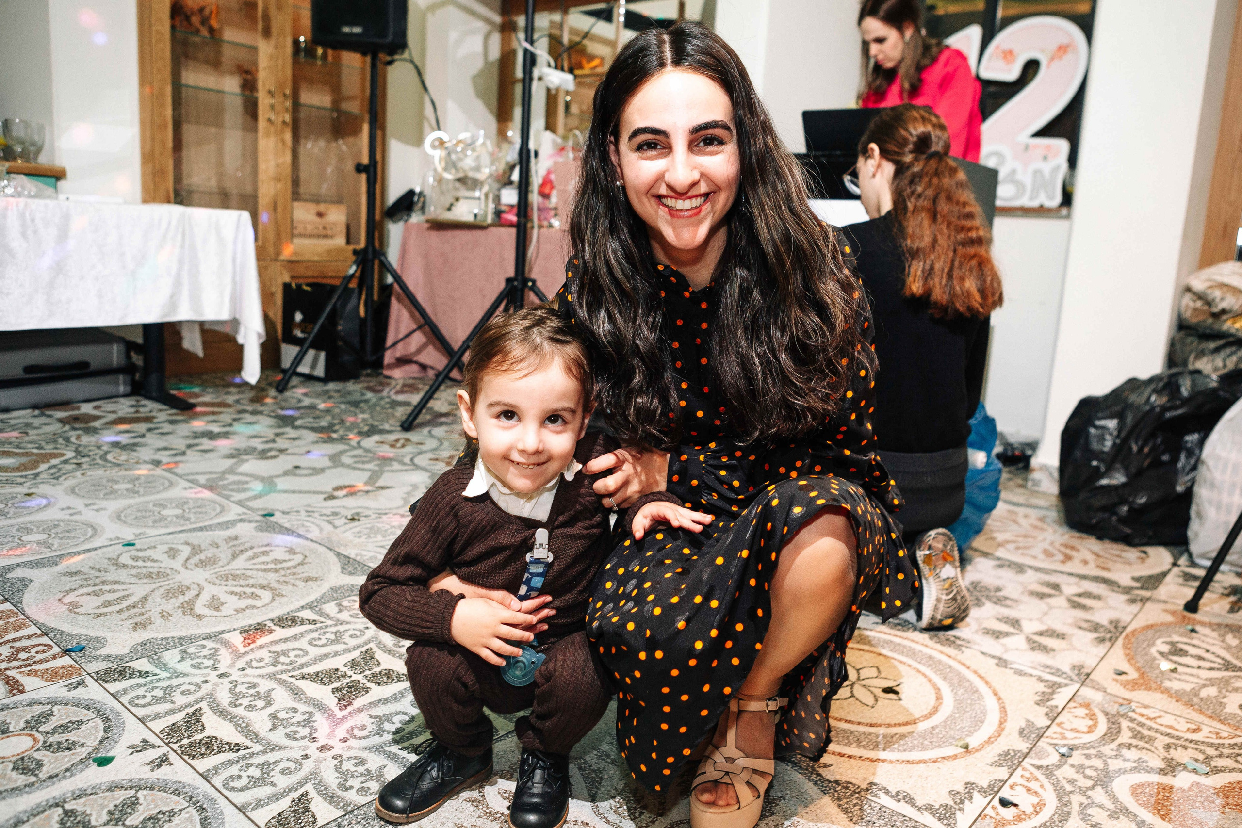 PARTY IN A RESTAURANT WITH THE WHOLE FAMILY. Https://shi-photo.com/