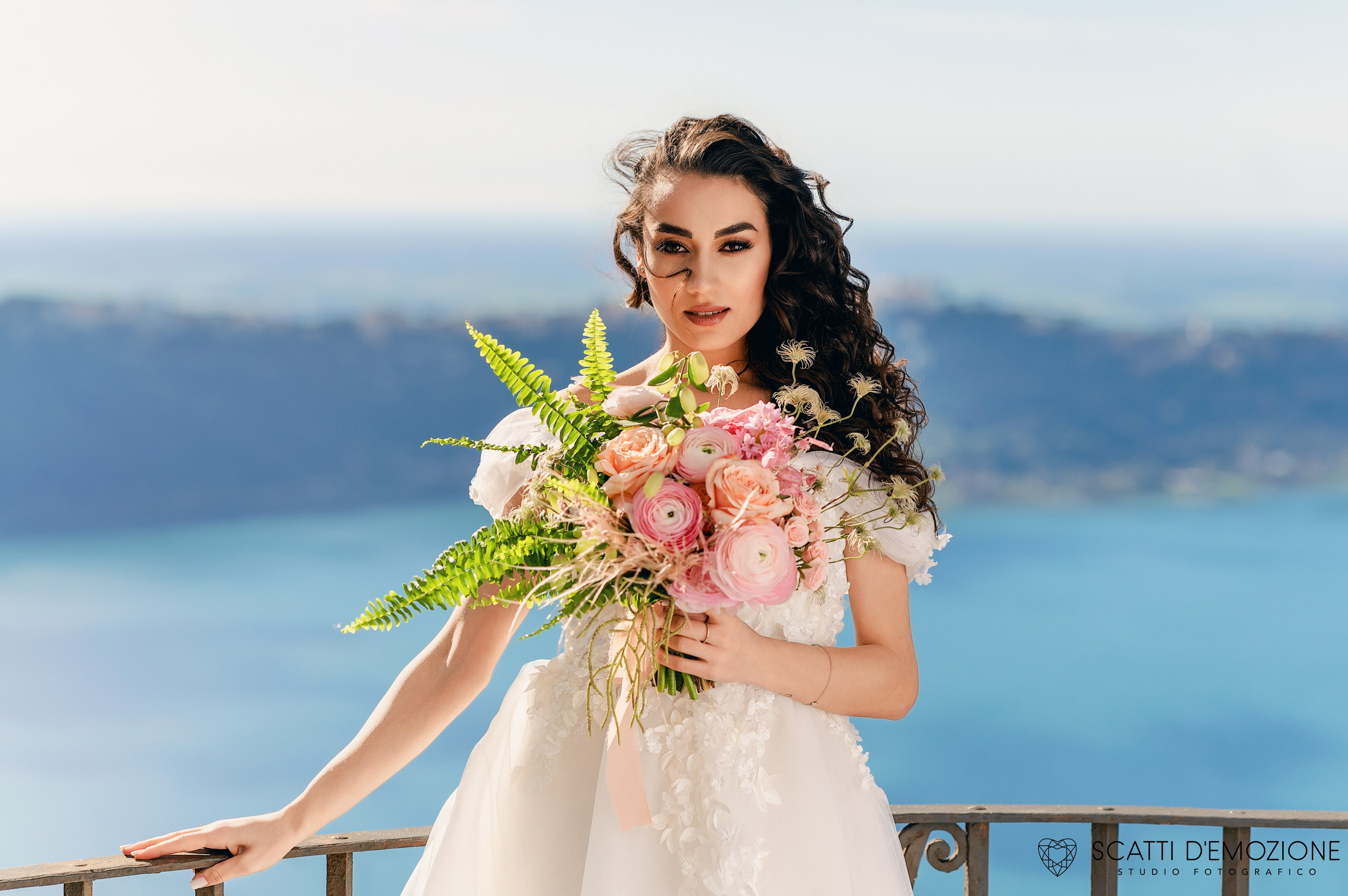 ritratto sposa sotto il sole con vestito bianco e bouquet davanti al lago di Castel Gandolfo mezzo busto nella foto del fotografo da matrimonio