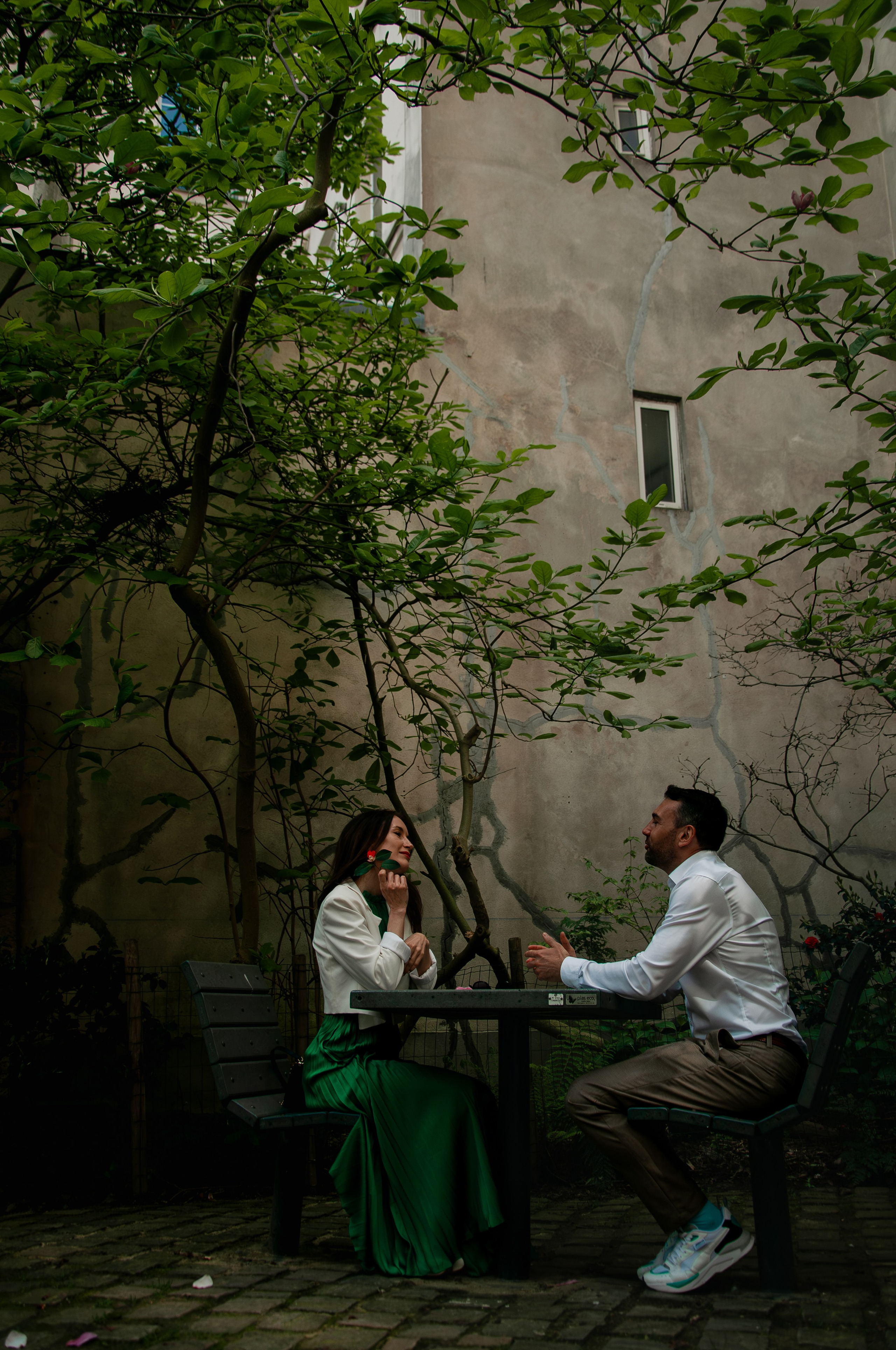 Couple photoshoot in blooming Marais. Paris photographer — Polina Osipova