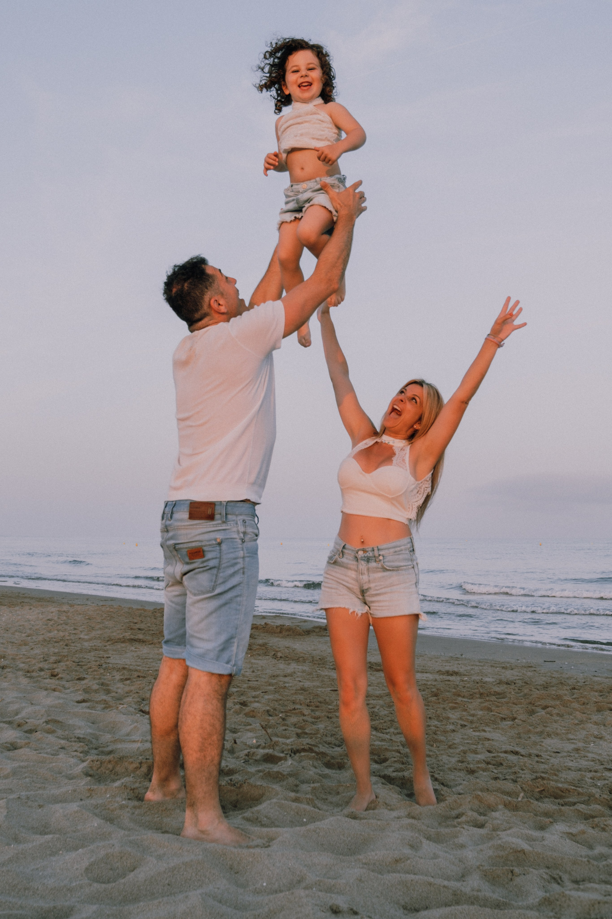 Sesión familiar en la playa. Fotografía profesional en Calafell - Elena Medvedeva