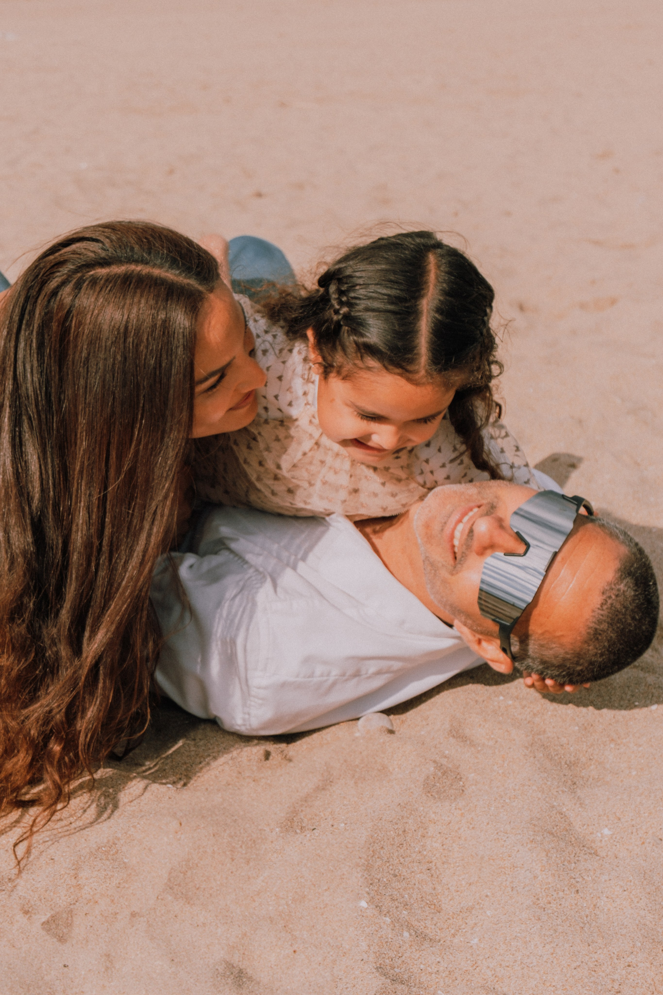 Sesión familiar en la playa. Fotografía profesional en Calafell - Elena Medvedeva