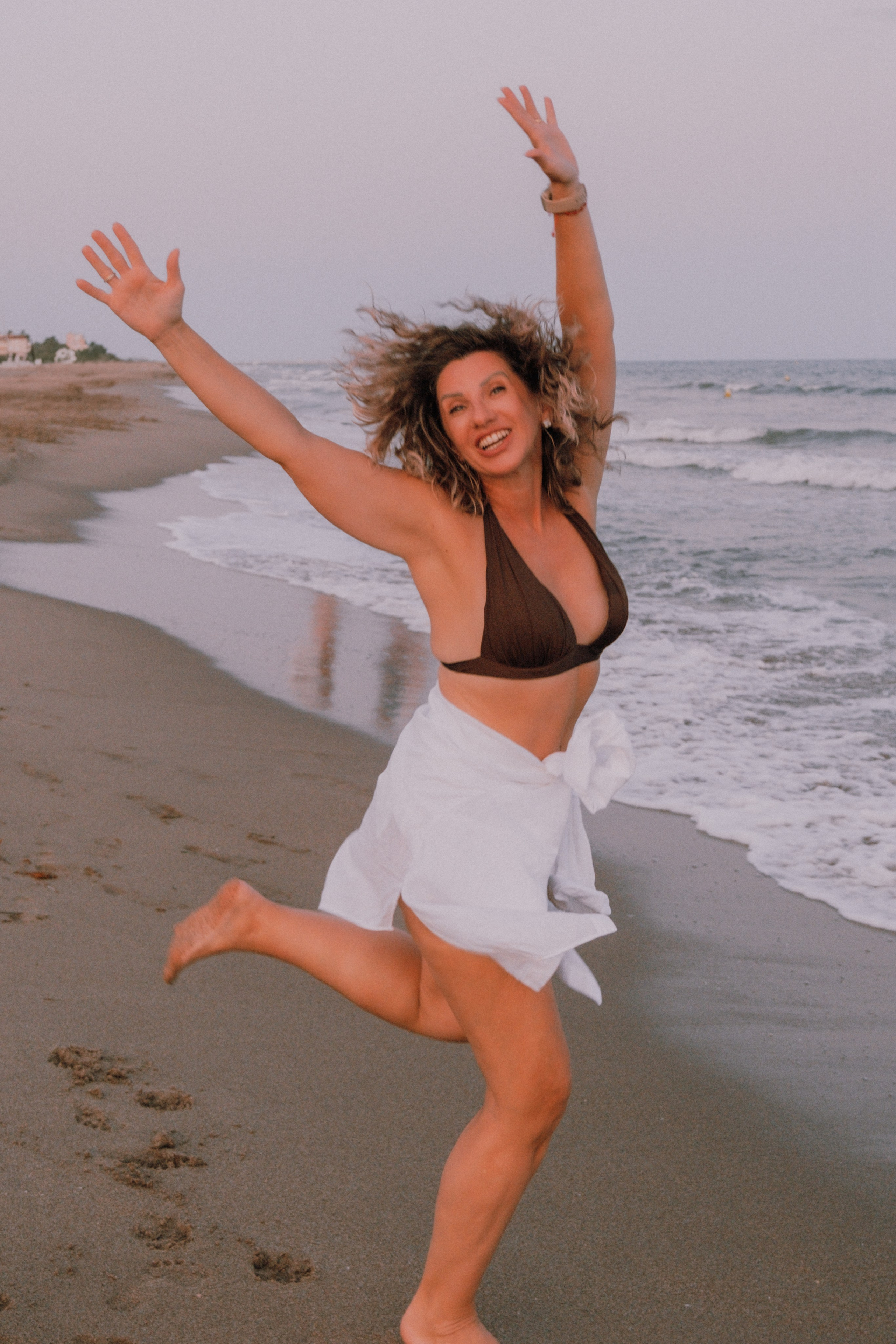 Sesión de amigas en la playa. Fotografía profesional en Calafell - Elena Medvedeva