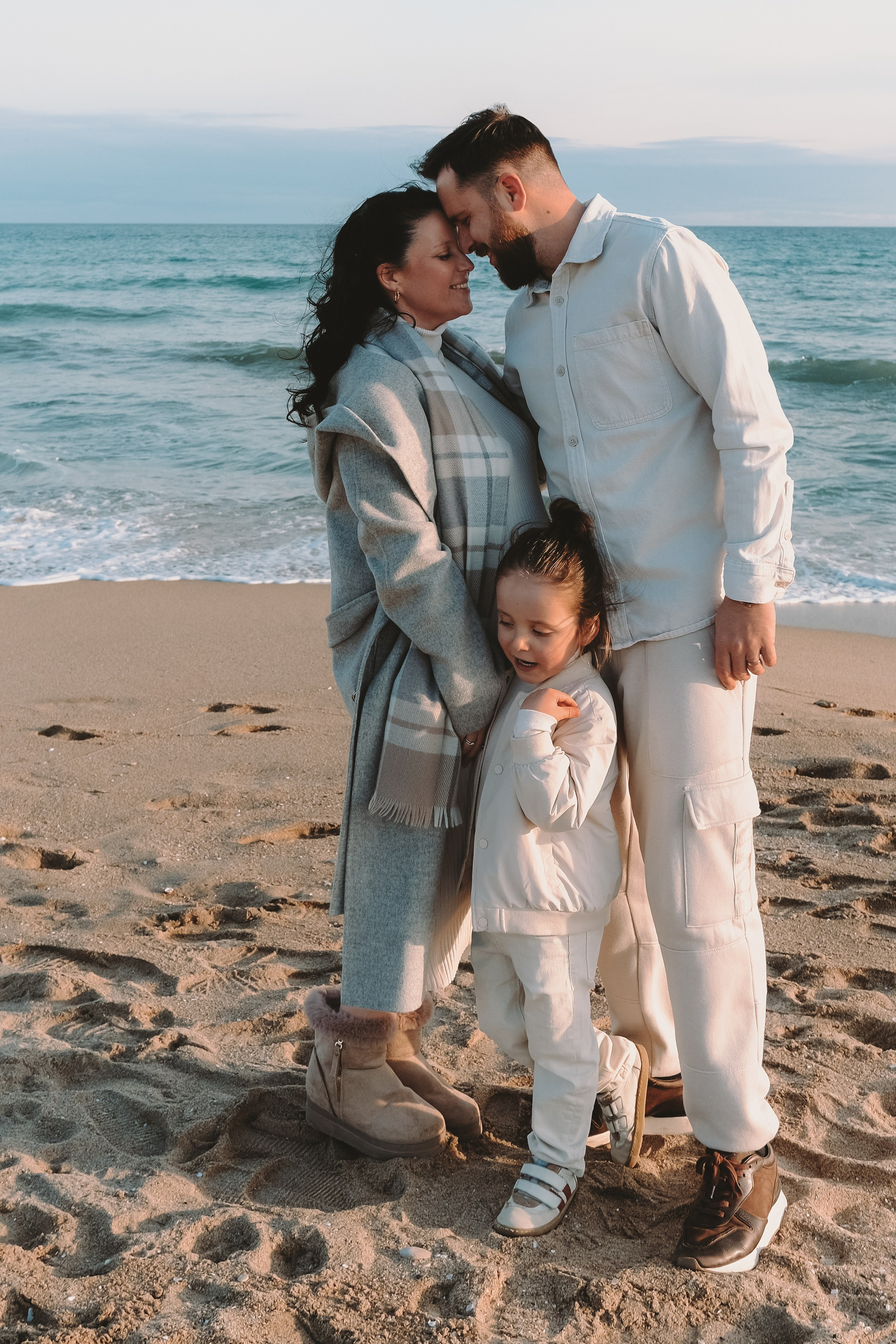 Sesión familiar embarazo. Fotografía profesional en Calafell - Elena Medvedeva