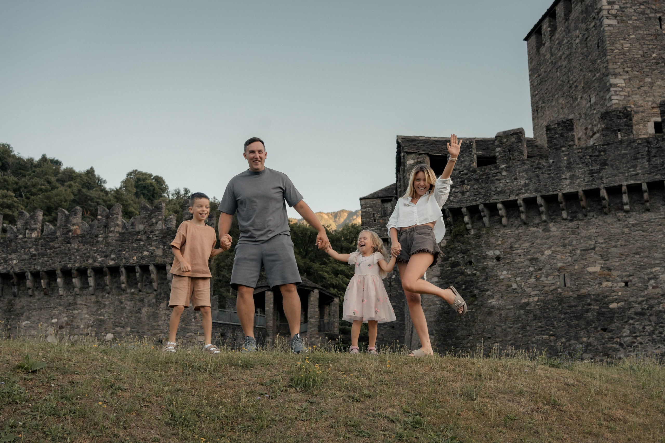 Sesión familiar con vistas a Bellinzona. Fotografía profesional en Calafell - Elena Medvedeva