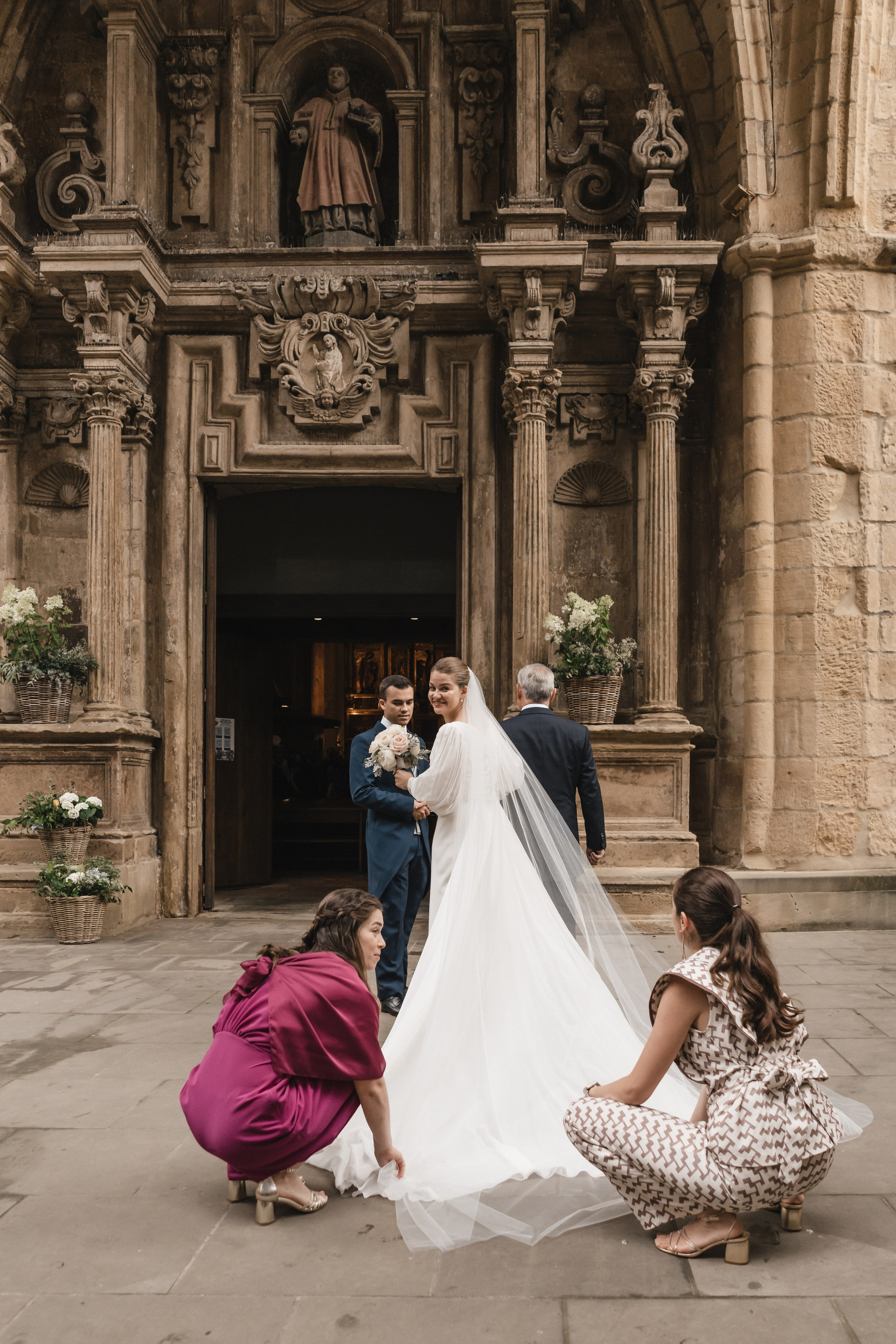 Elegancia y alegría familiar. Boda de Andrés y Lucía en San Sebastián. Holigood foto y video reportaje de bodas en San Sebastián y Europa