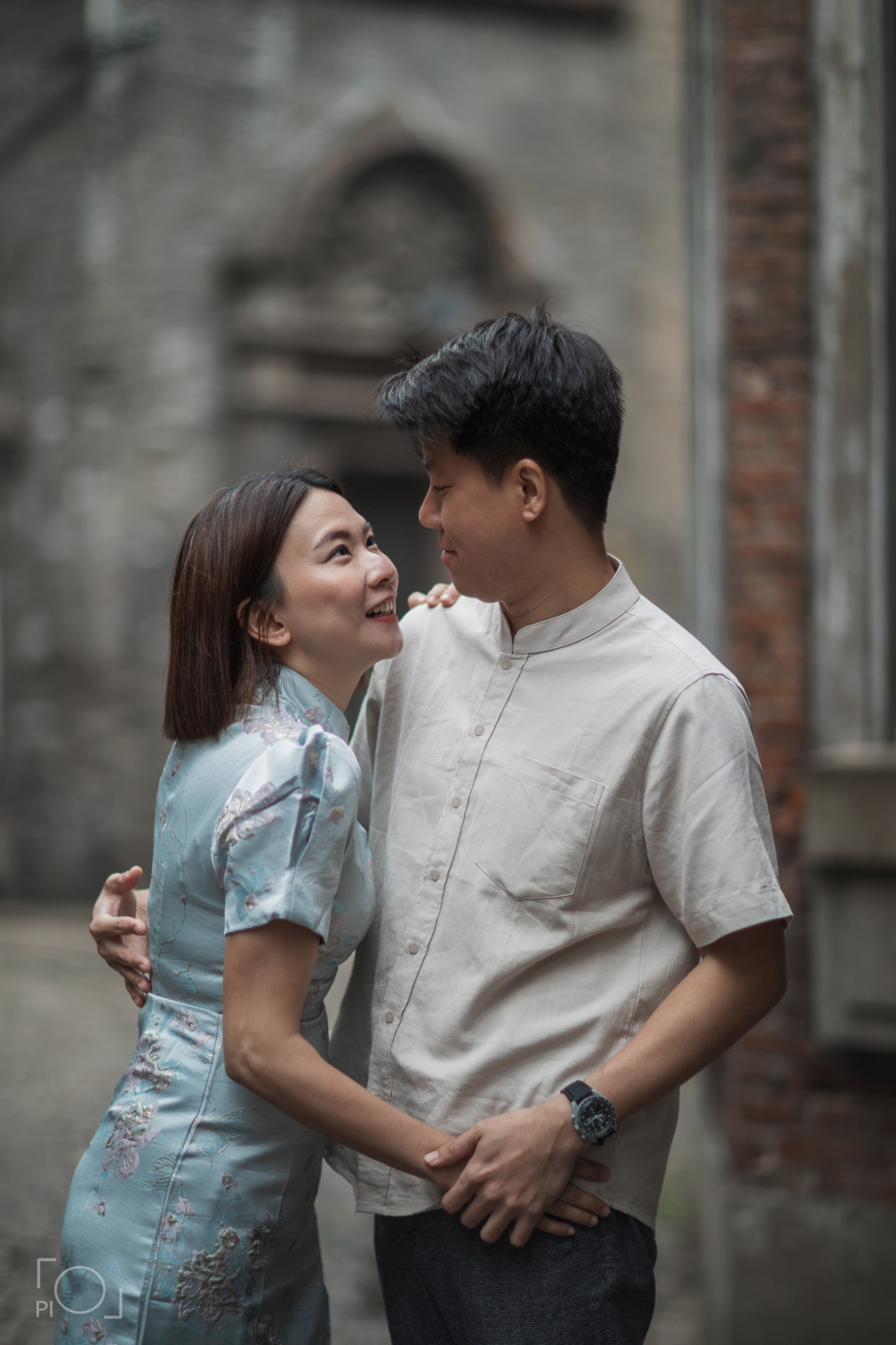 Shanghai 1930s retro photo shoot at Shanghai photo studio. Family photo shoot in Chinese retro style. 