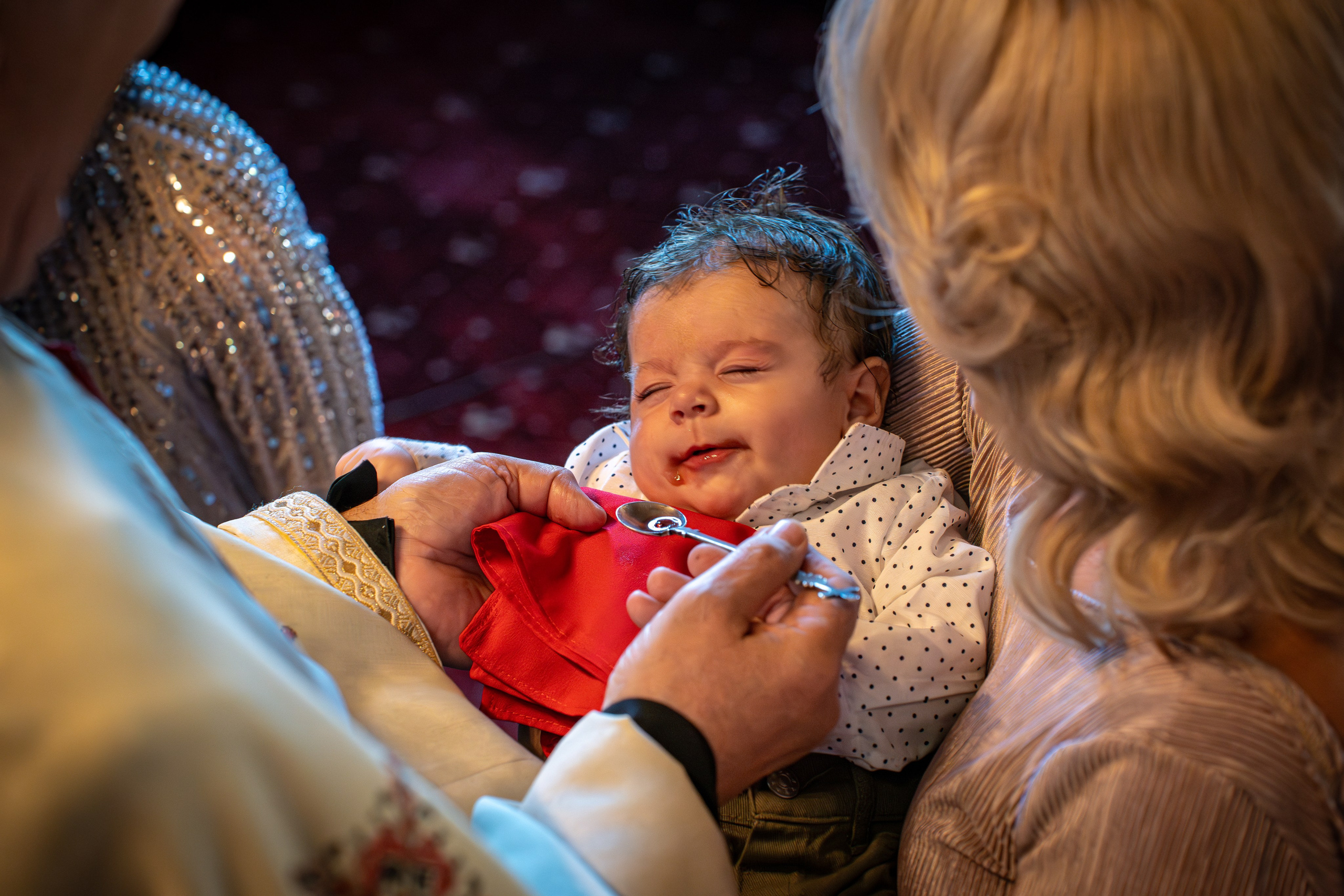 bebelus care primeste taina botezului, botez Constanta