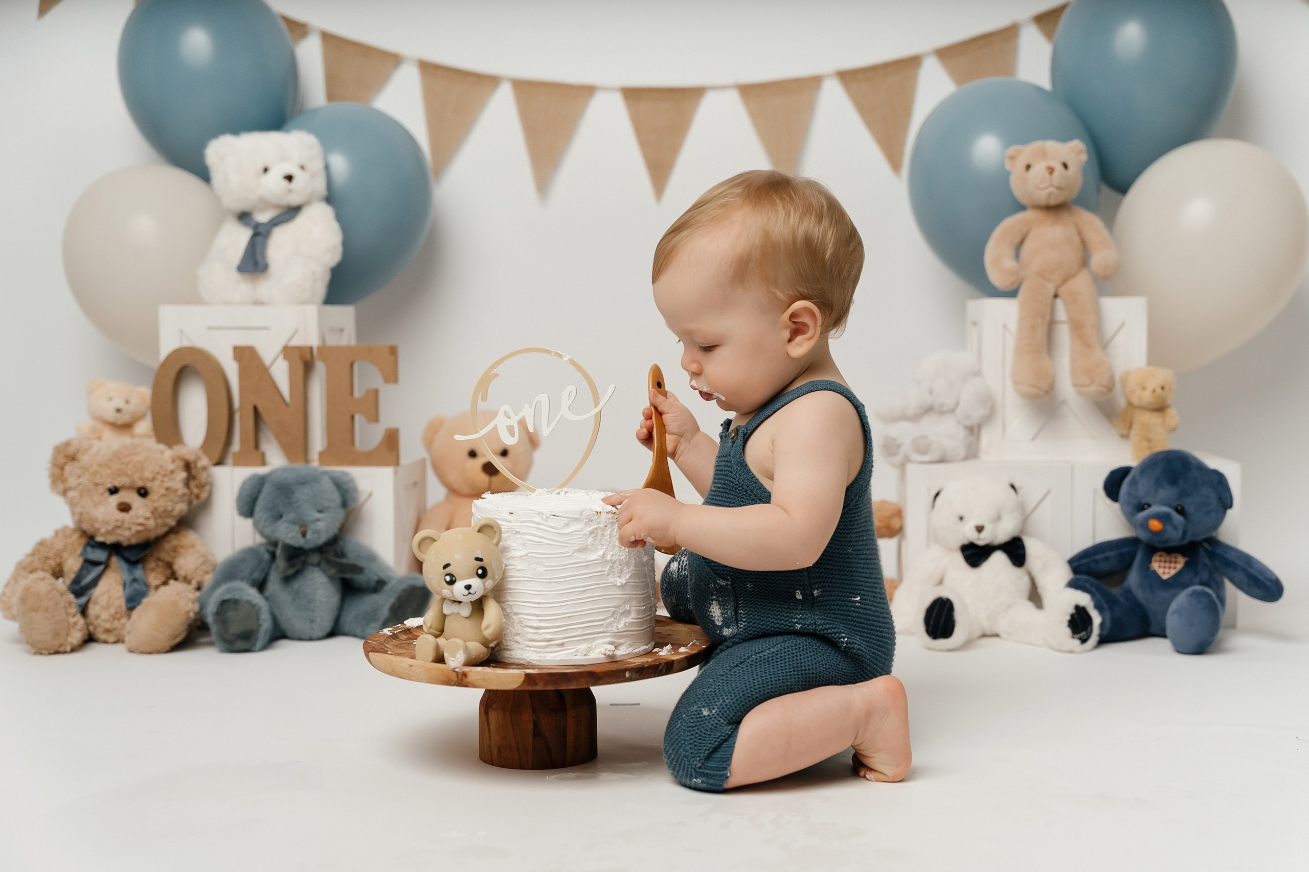 First birthday cake smash session. Newborn and family photographer. Hills District. Sydney