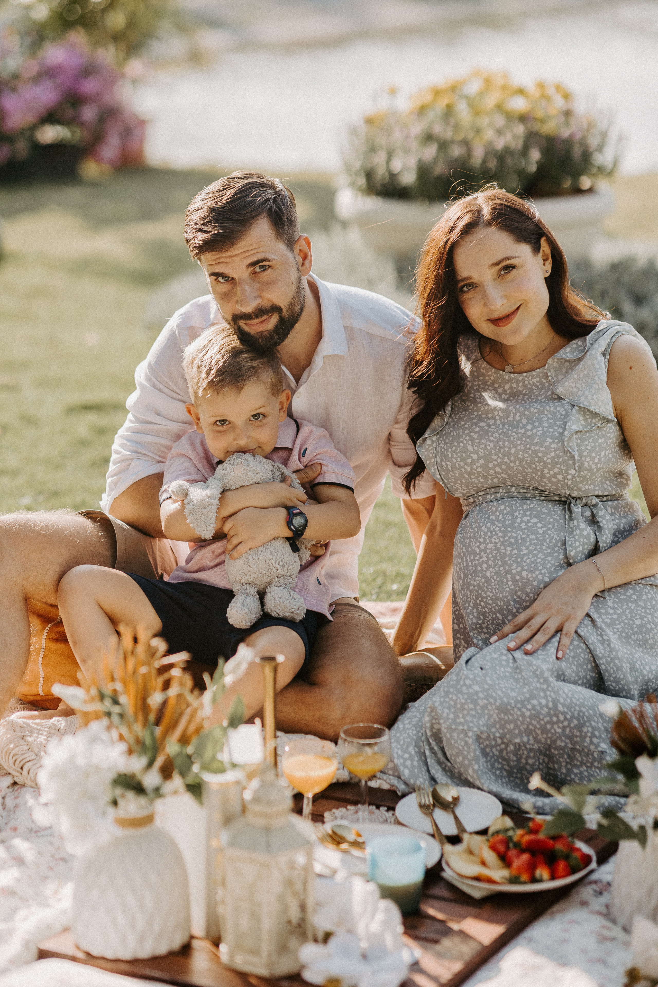Family picnic. Photographer in Singapore Kate Bird
