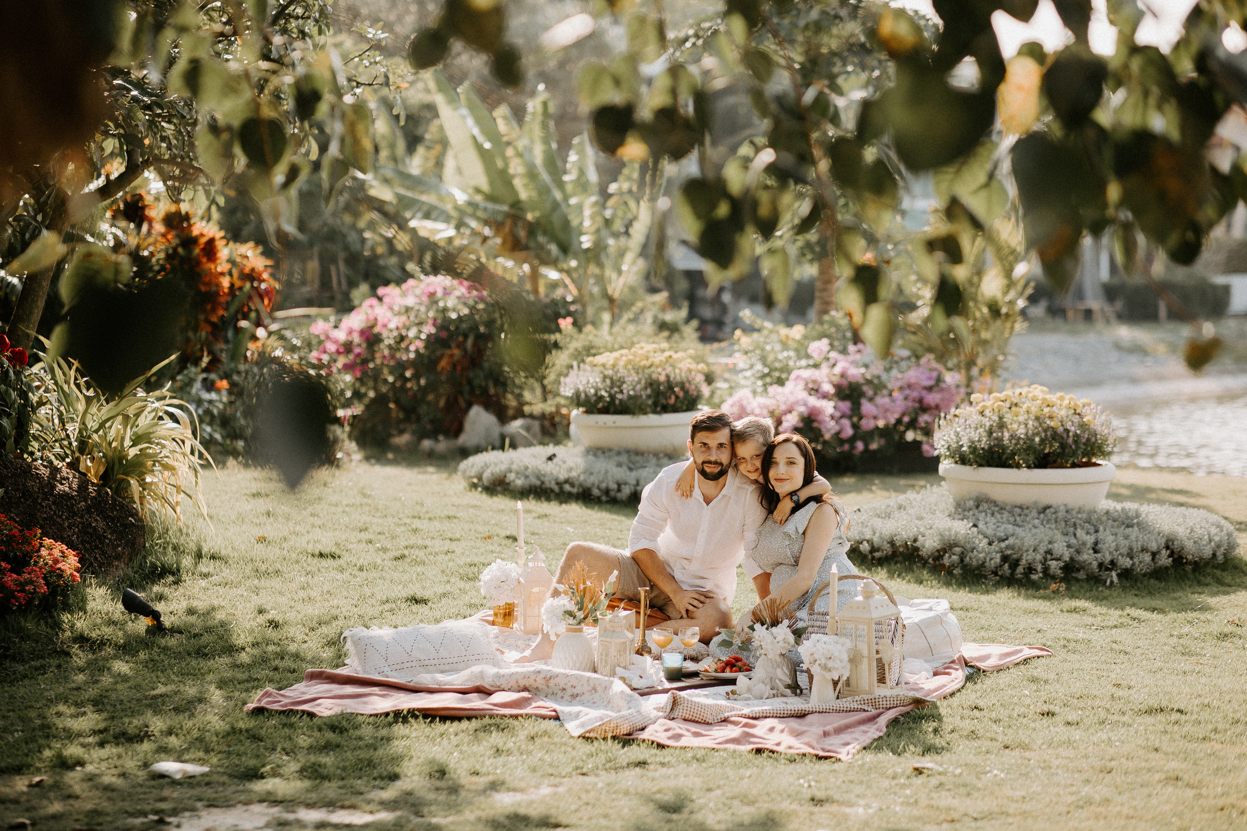 Family picnic. Photographer in Singapore Kate Bird