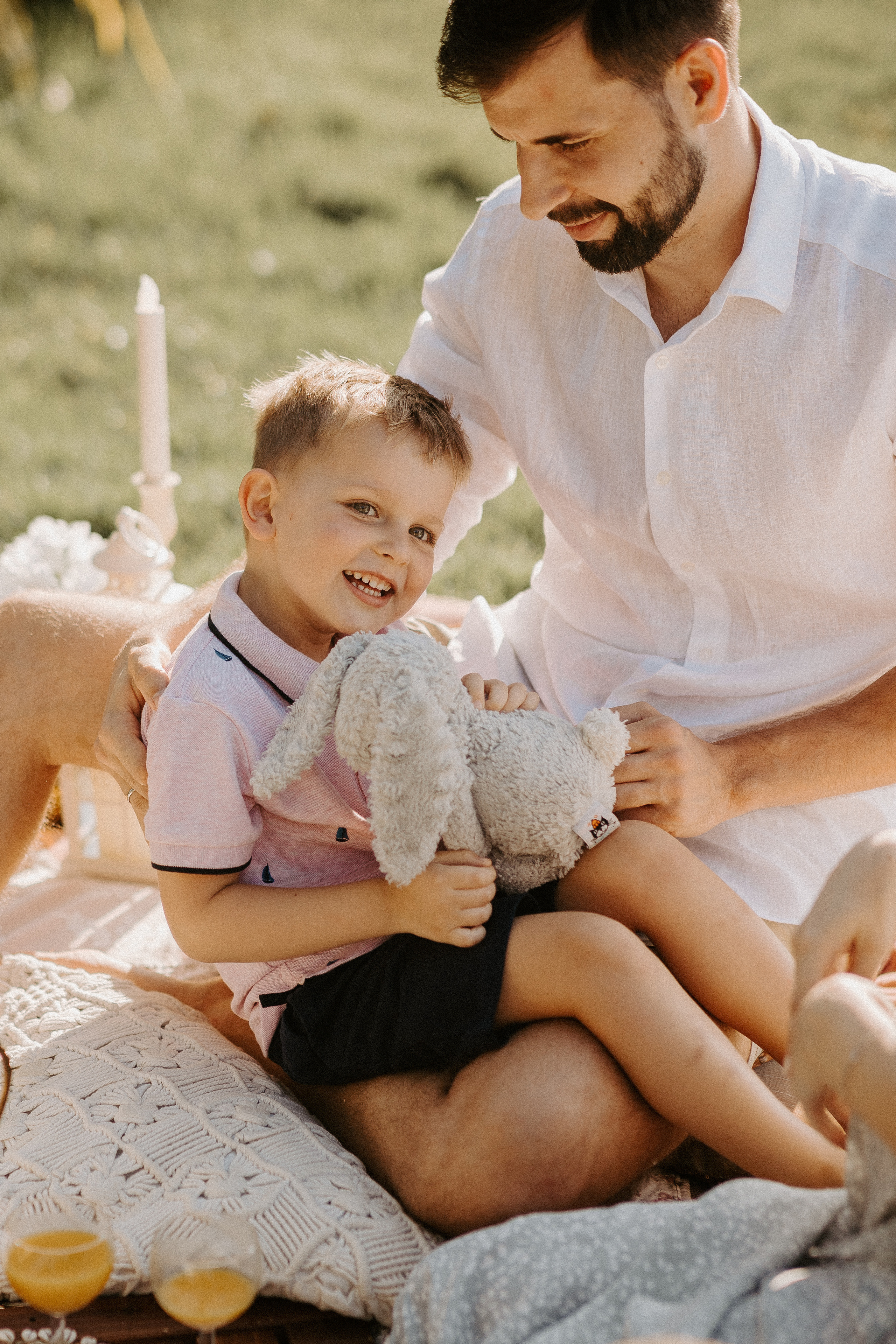 Family picnic. Photographer in Singapore Kate Bird