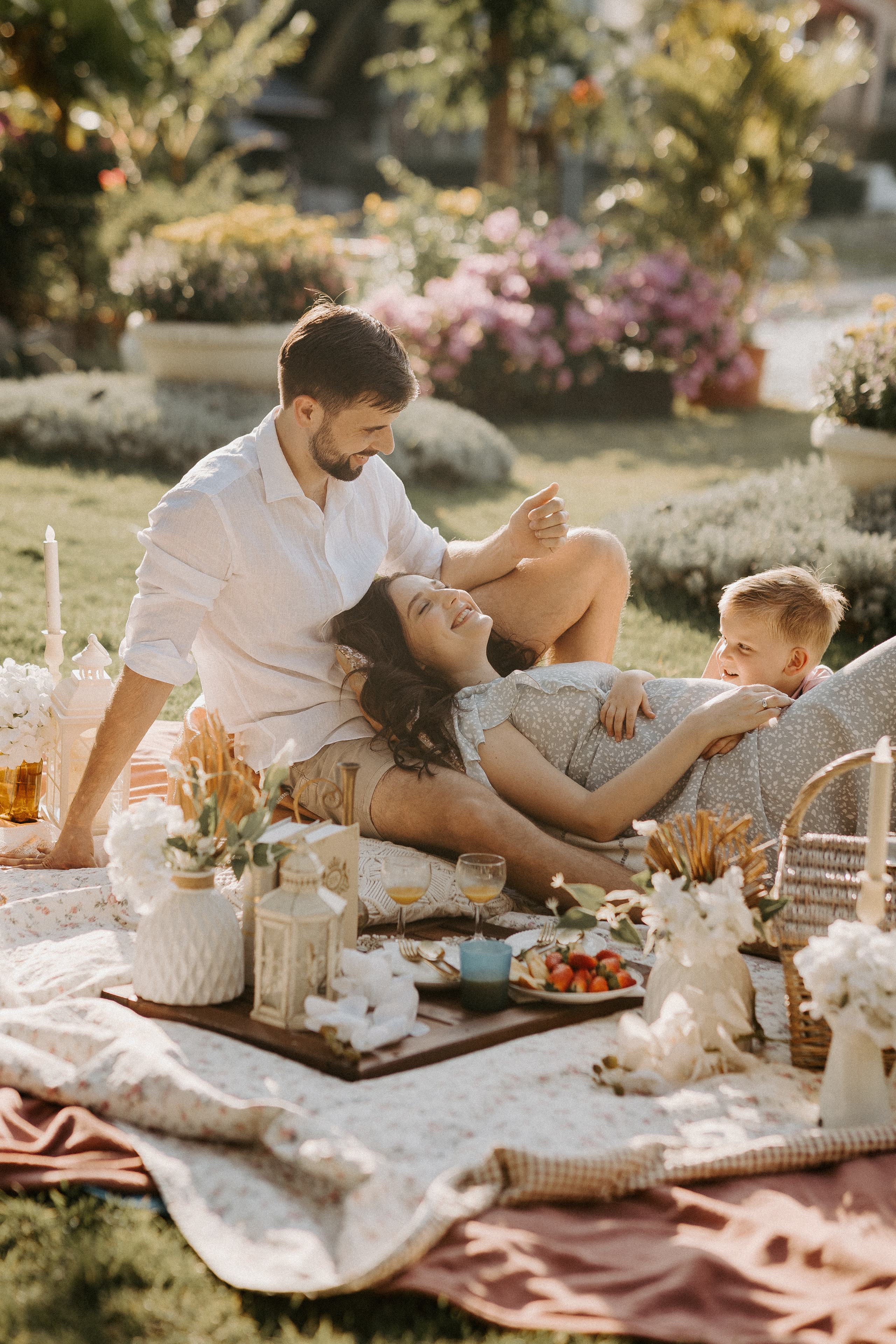 Family picnic. Photographer in Singapore Kate Bird