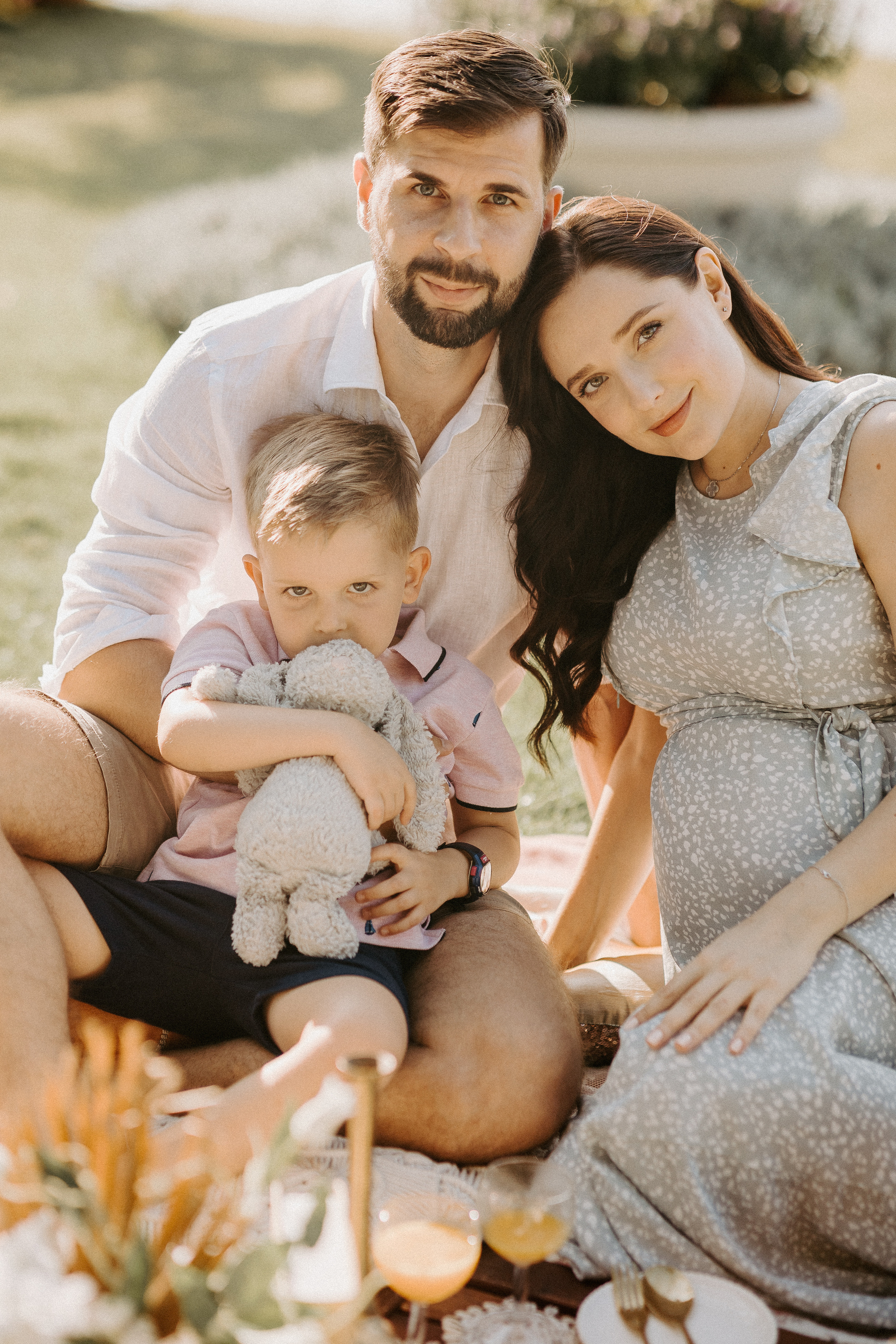 Family picnic. Photographer in Singapore Kate Bird
