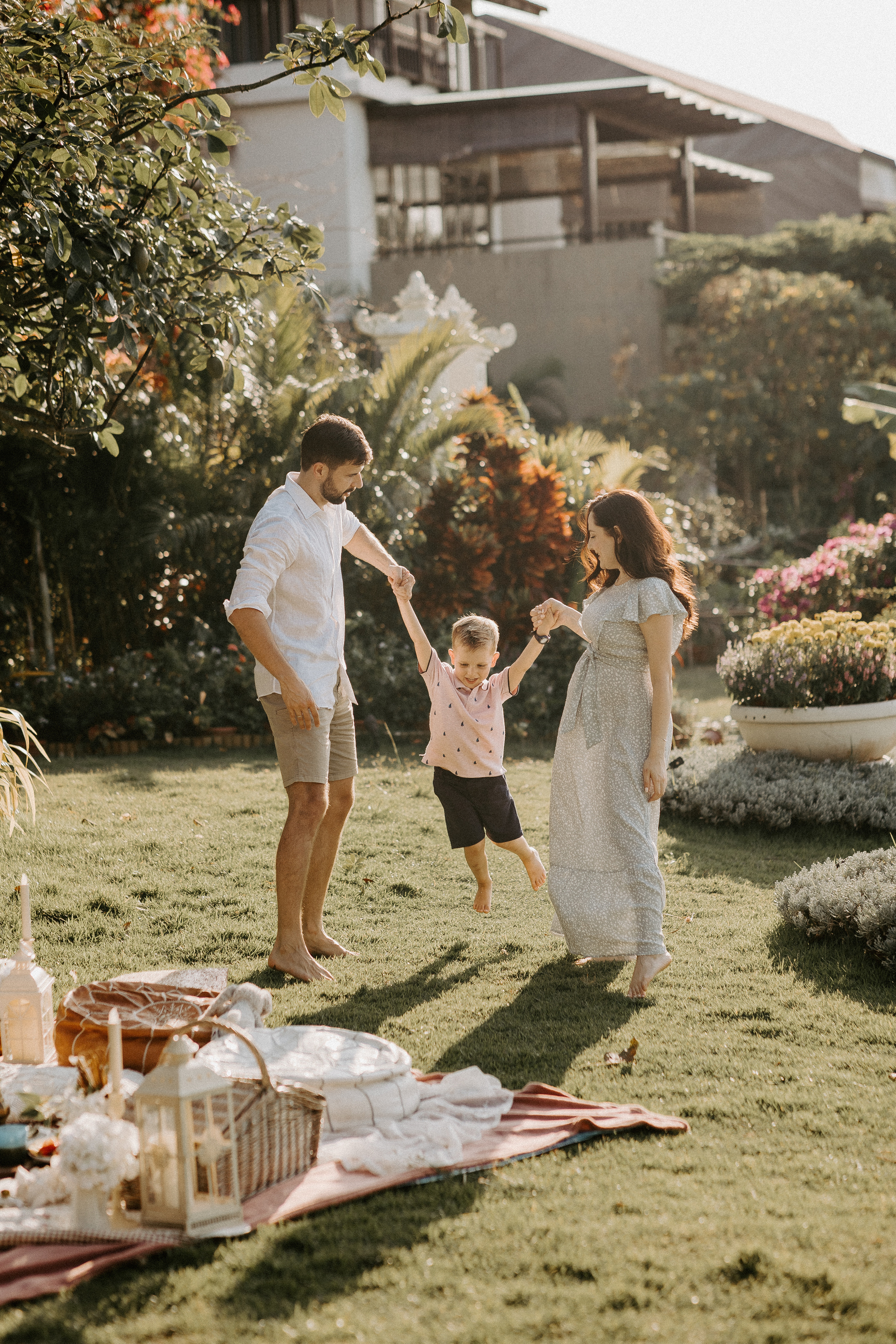 Family picnic. Photographer in Singapore Kate Bird