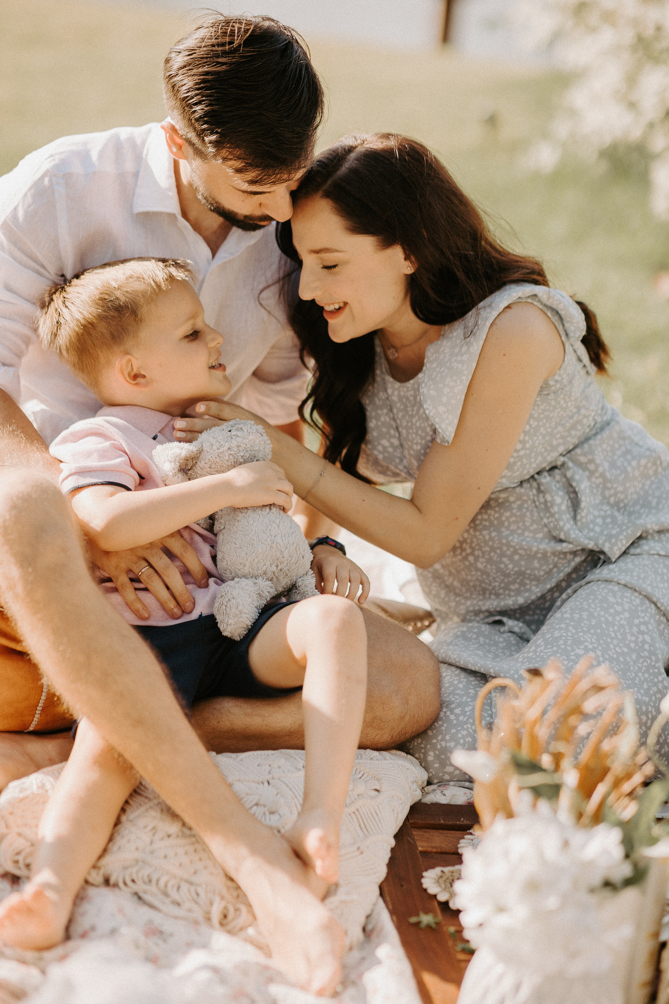 Family picnic. Photographer in Singapore Kate Bird