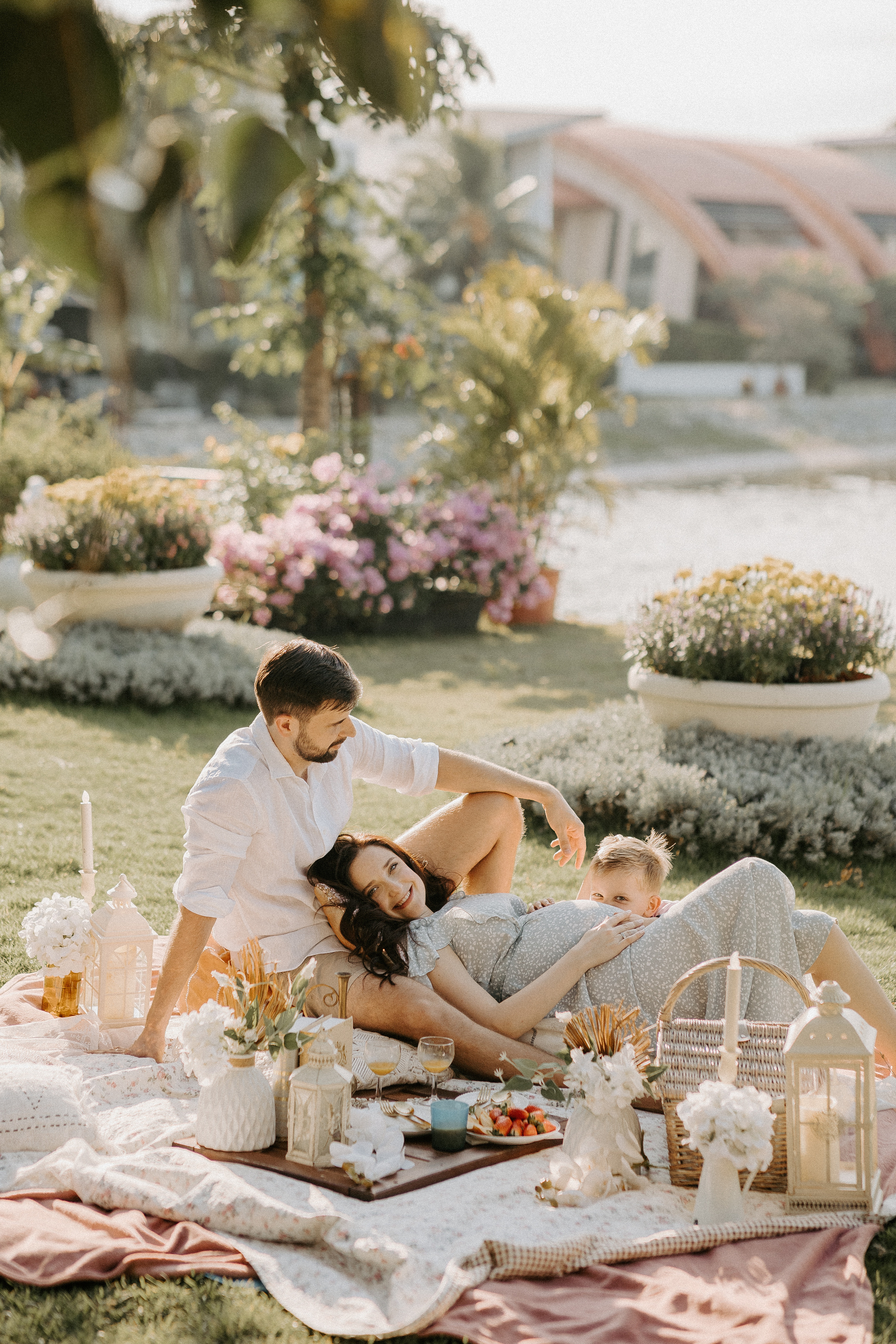 Family picnic. Photographer in Singapore Kate Bird