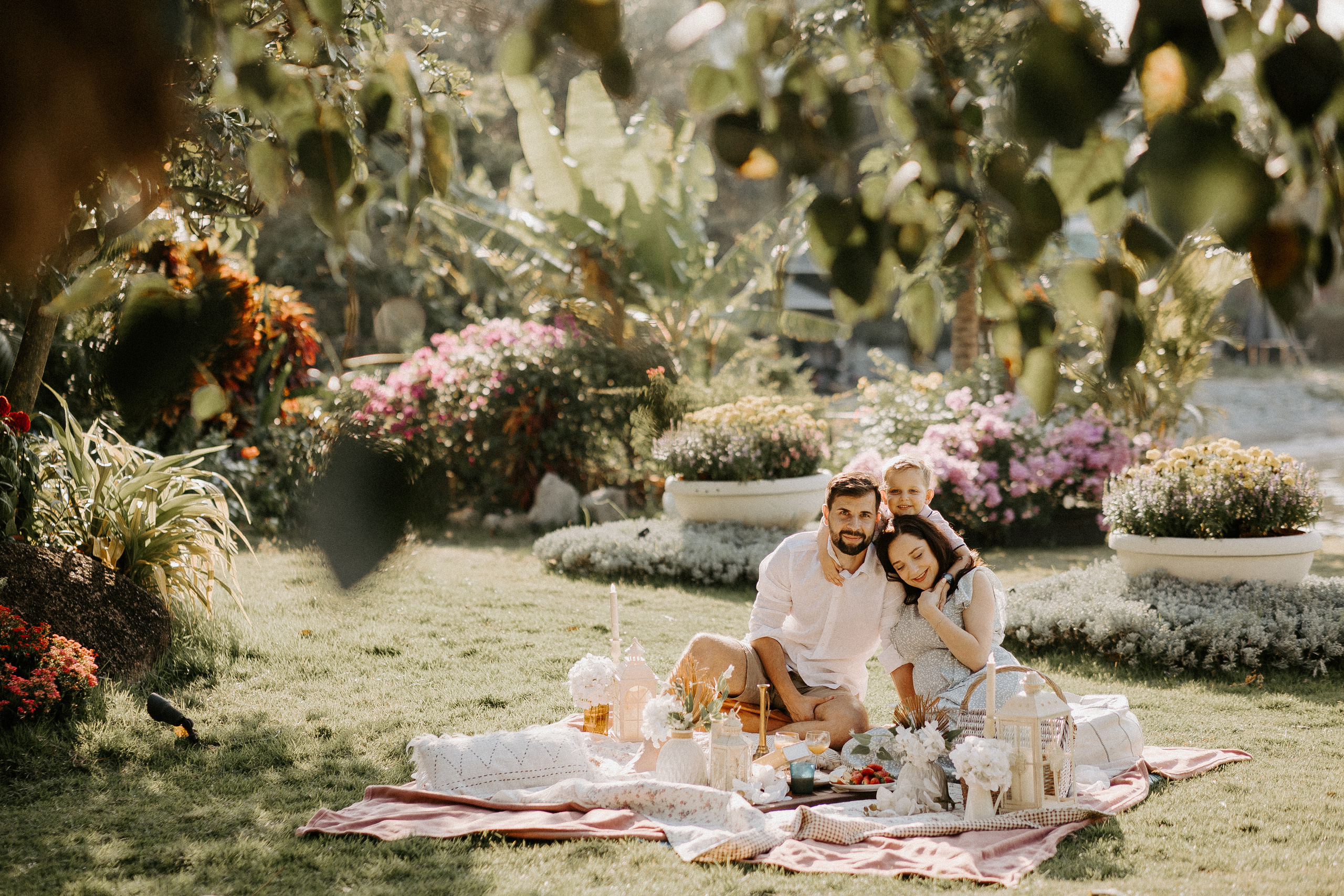 Family picnic. Photographer in Singapore Kate Bird