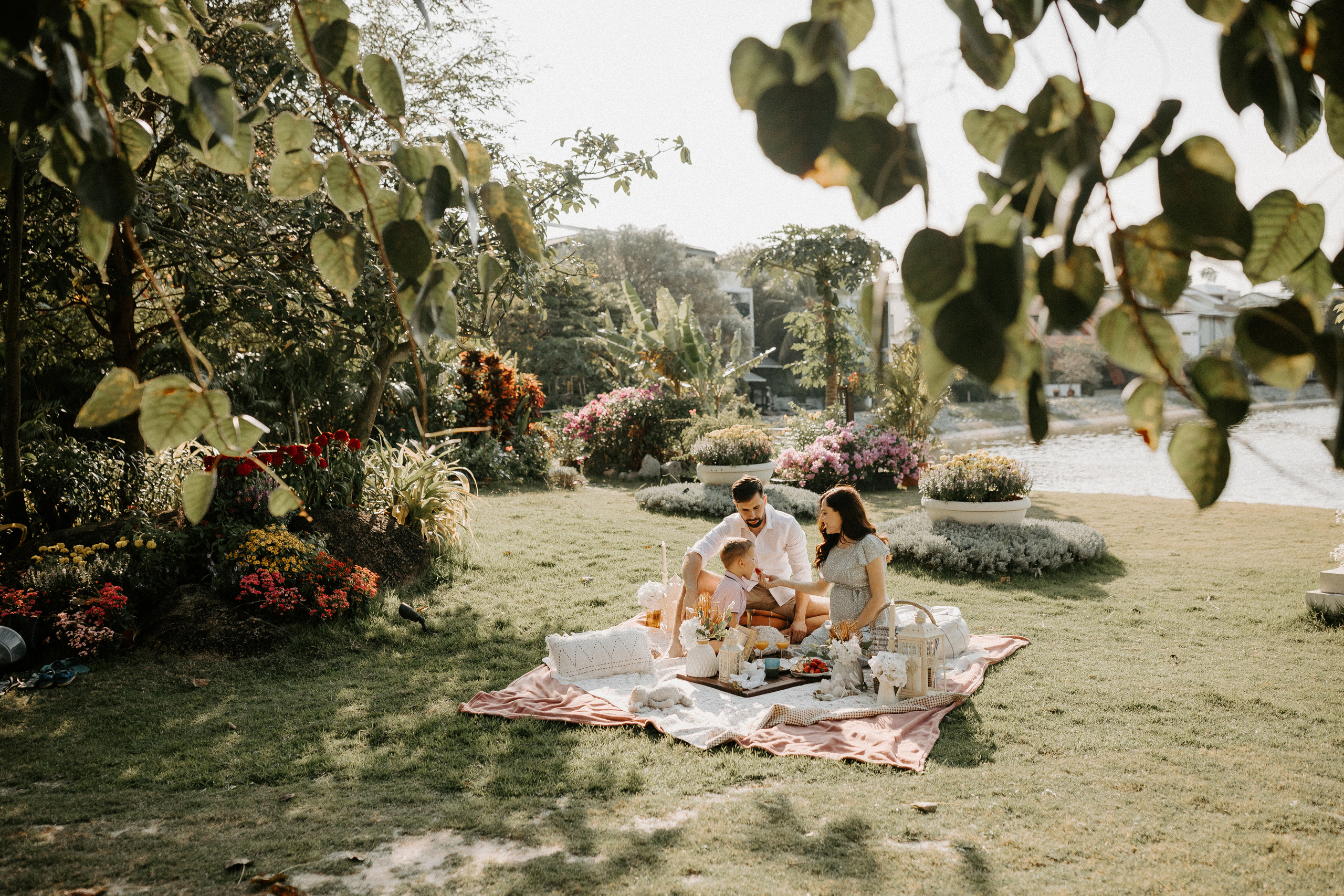 Family picnic. Photographer in Singapore Kate Bird