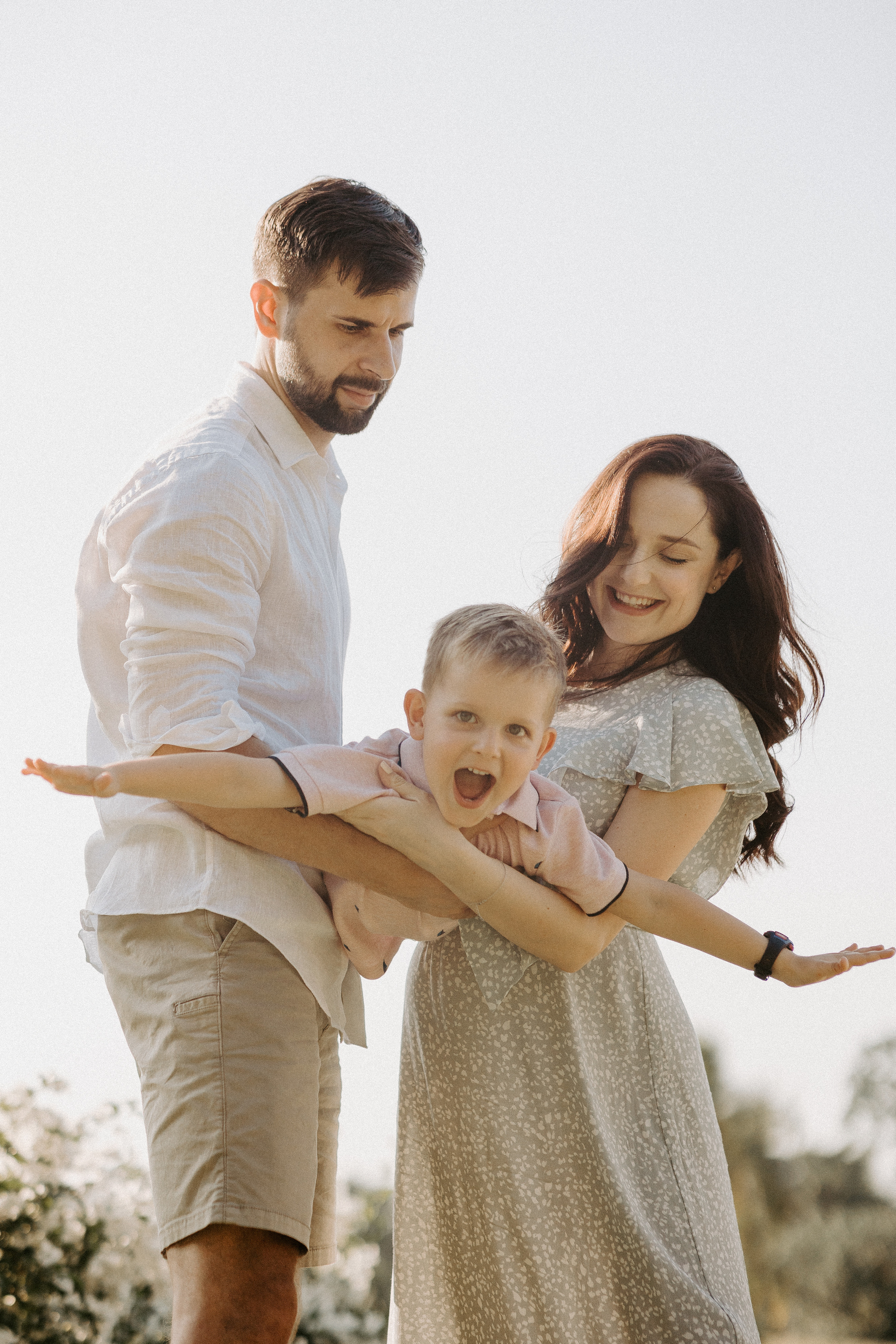 Family picnic. Photographer in Singapore Kate Bird