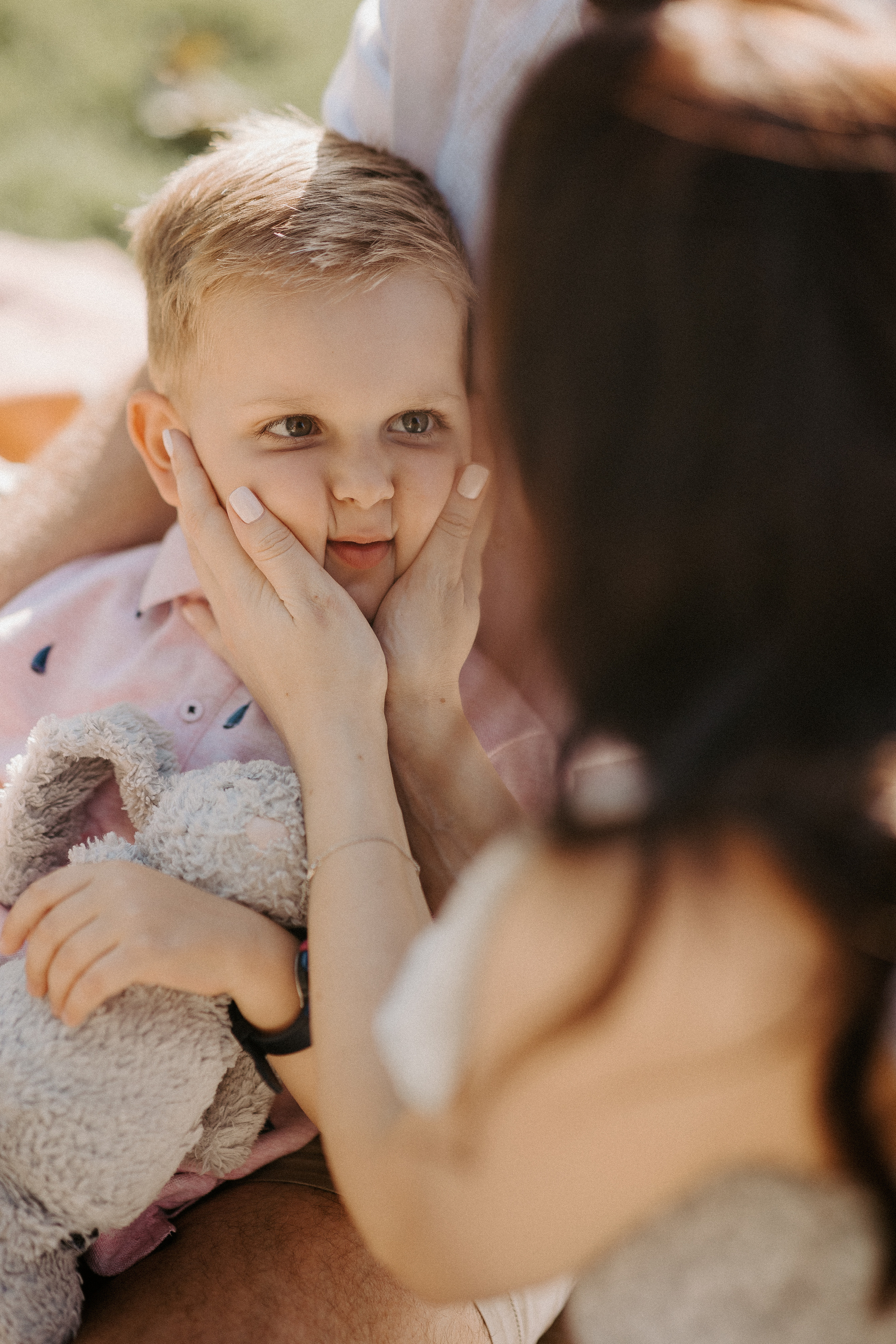 Family picnic. Photographer in Singapore Kate Bird