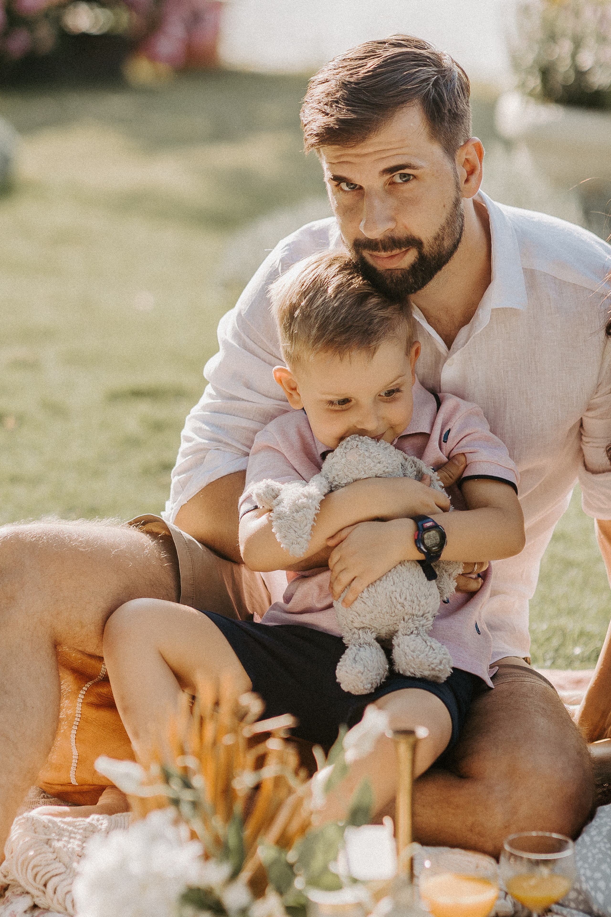Family picnic. Photographer in Singapore Kate Bird