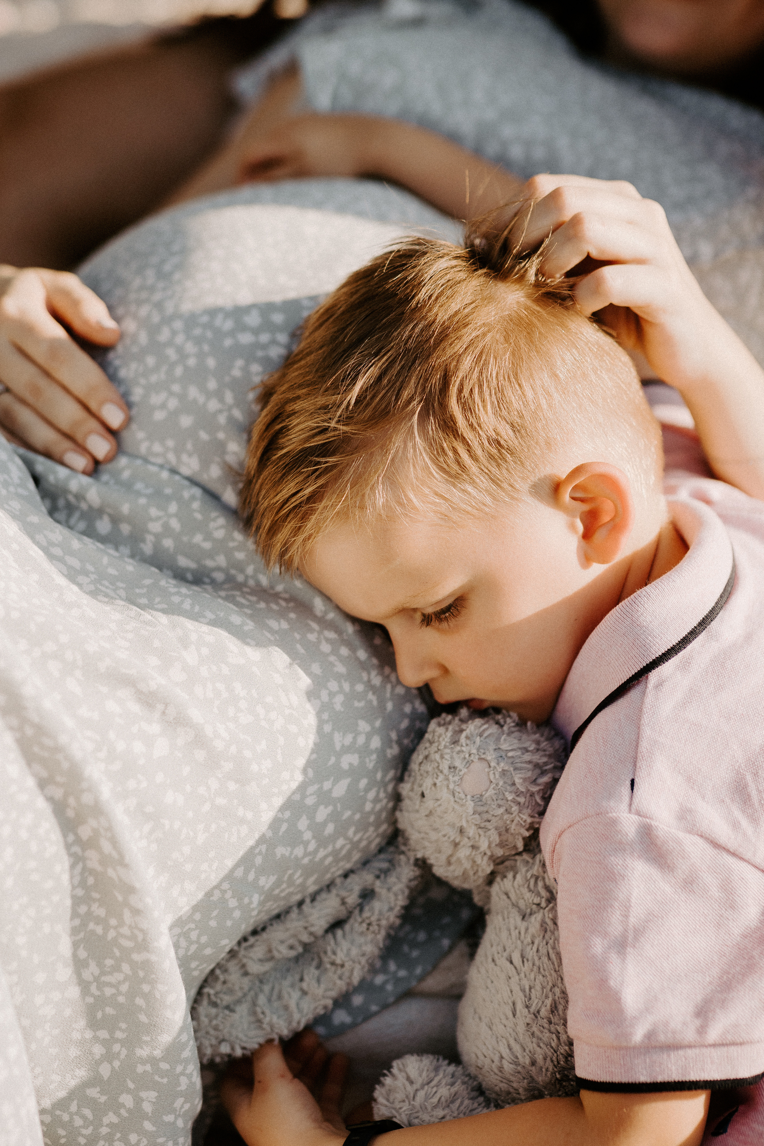 Family picnic. Photographer in Singapore Kate Bird
