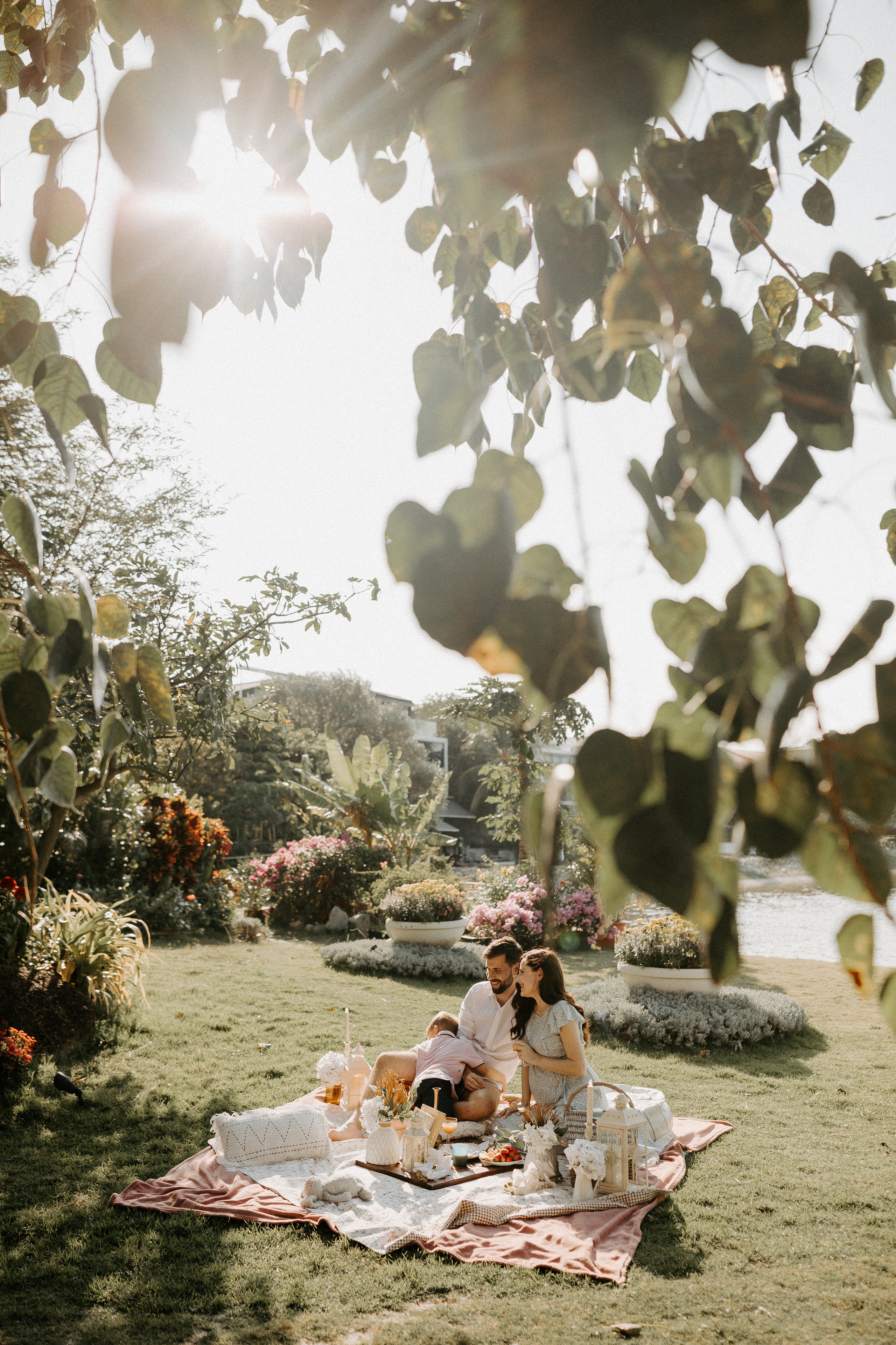 Family picnic. Photographer in Singapore Kate Bird