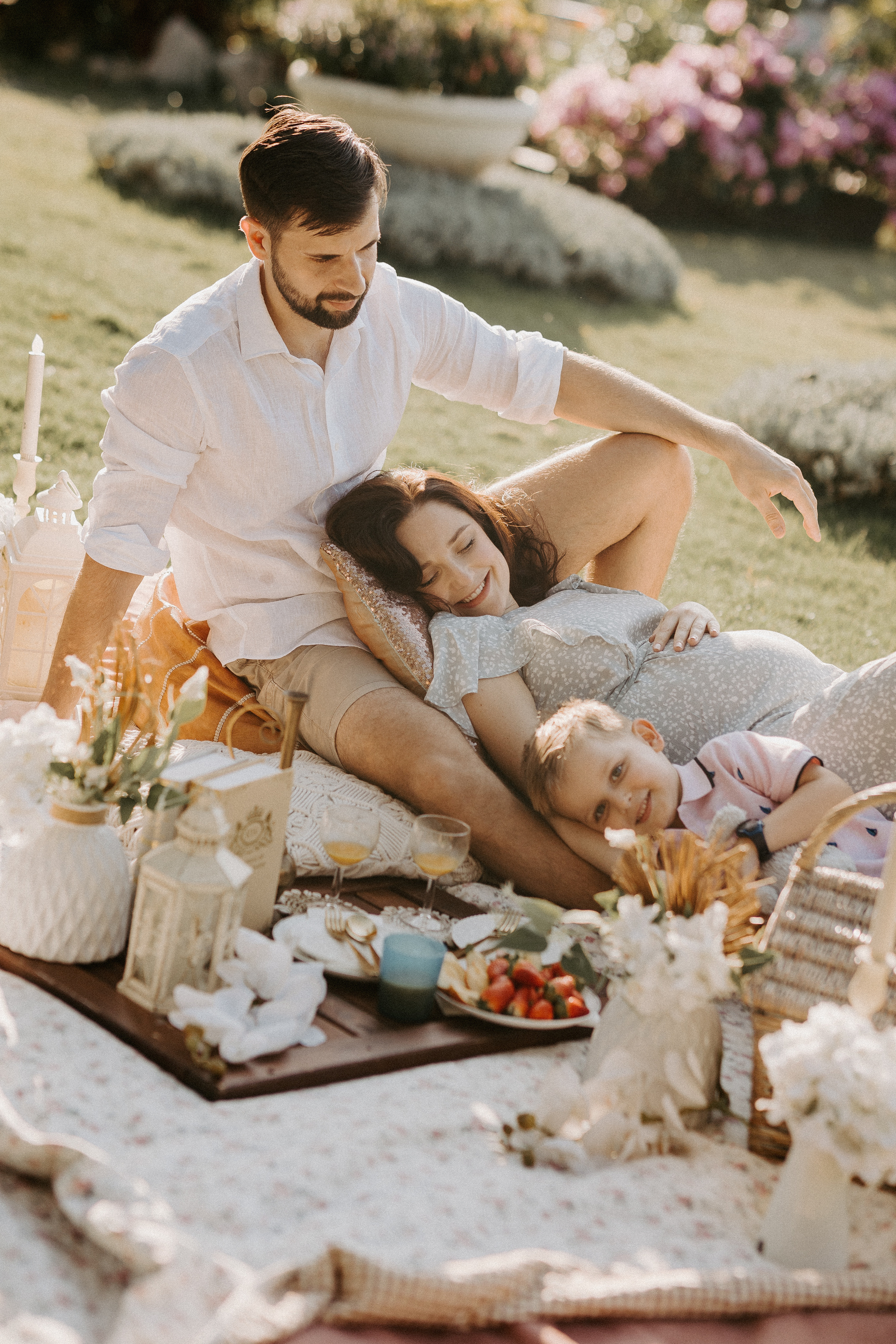 Family picnic. Photographer in Singapore Kate Bird