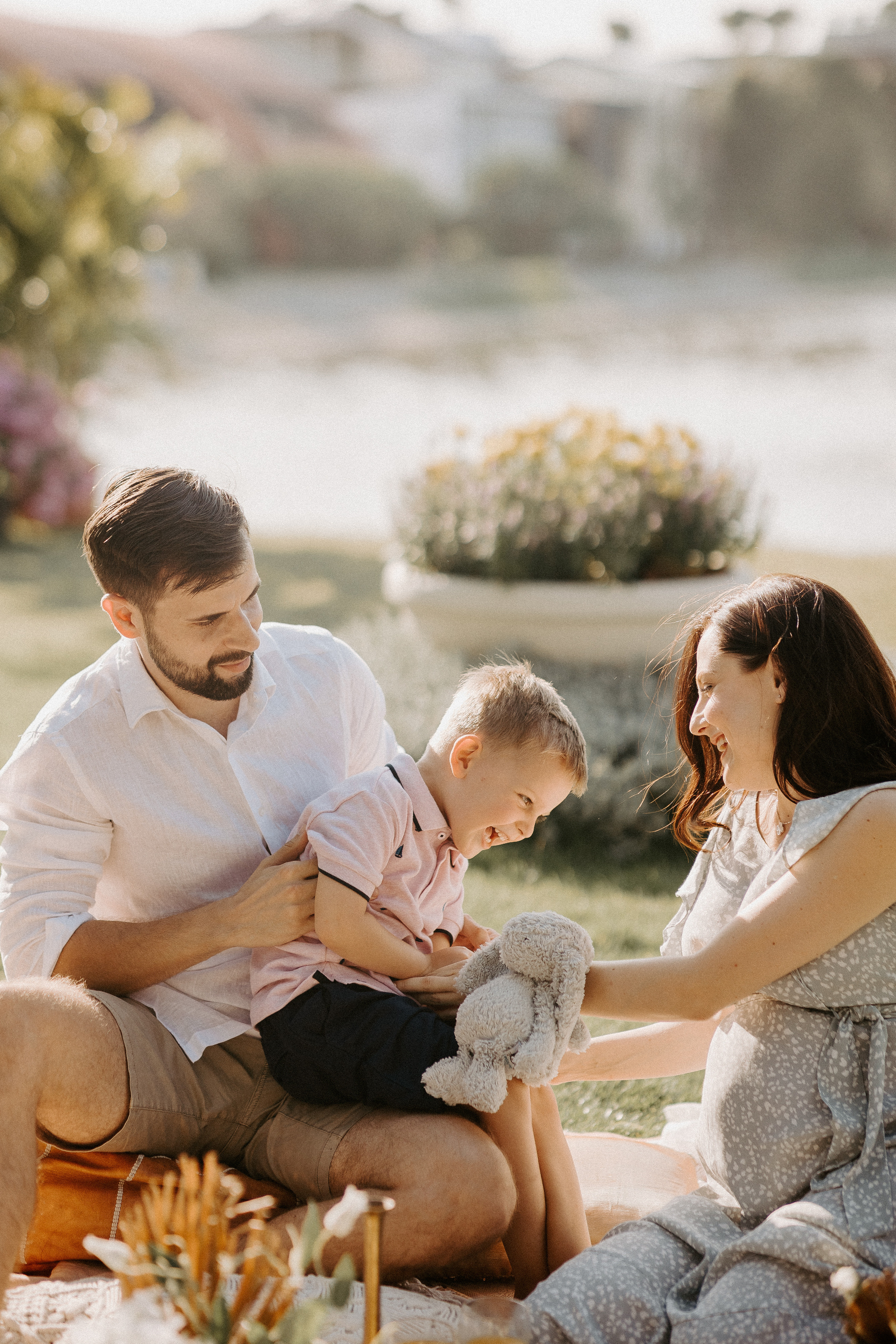 Family picnic. Photographer in Singapore Kate Bird
