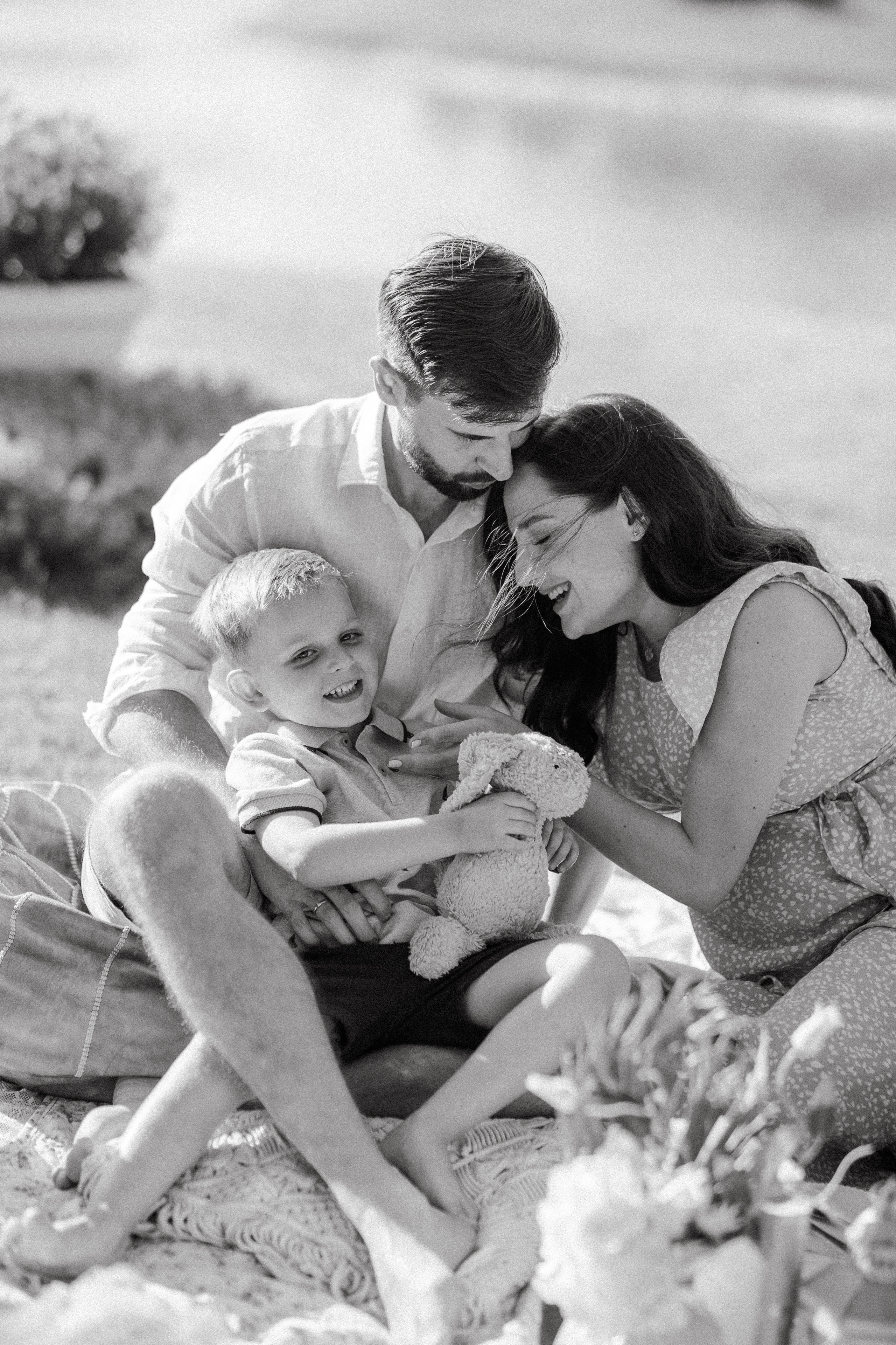 Family picnic. Photographer in Singapore Kate Bird