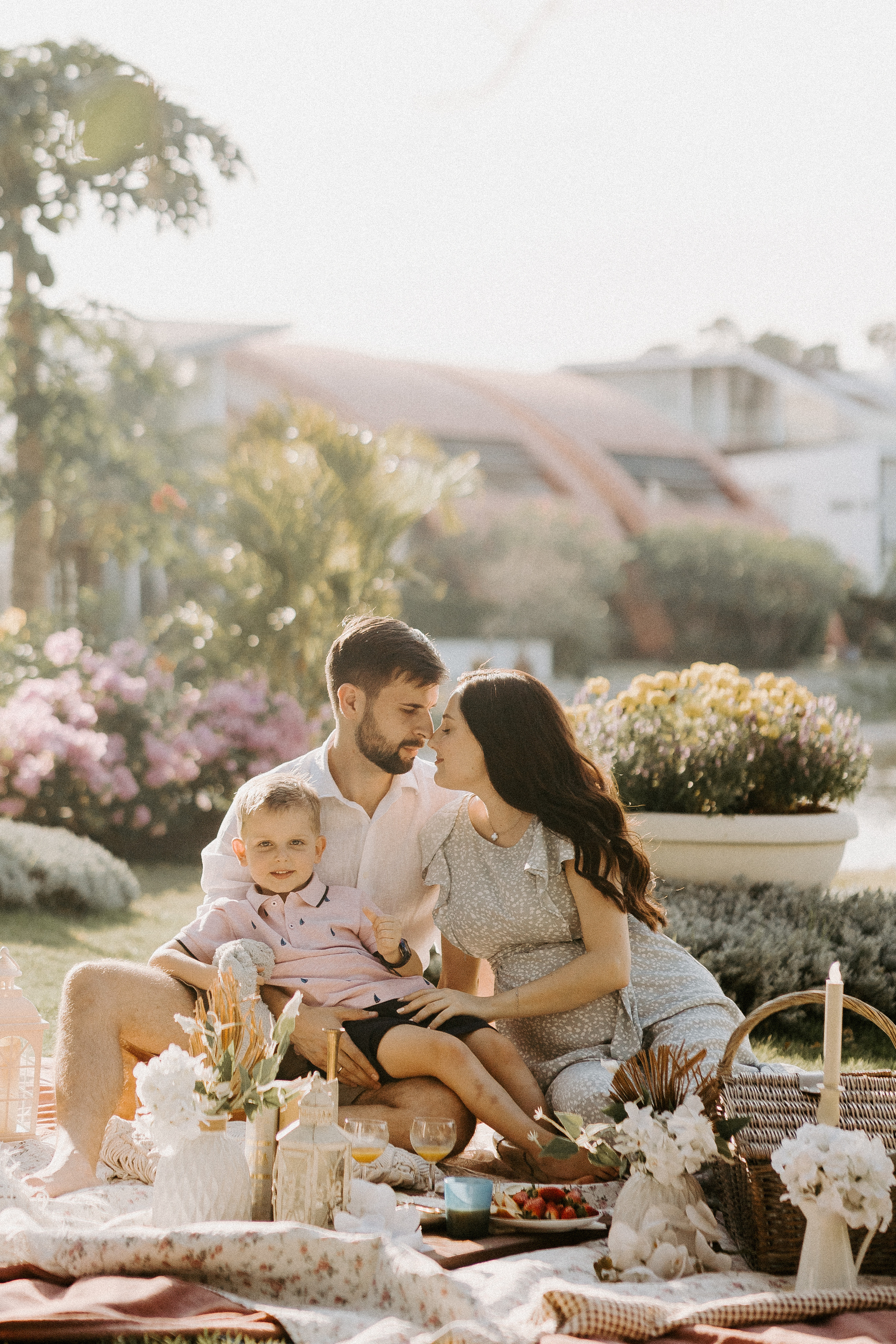 Family picnic. Photographer in Singapore Kate Bird