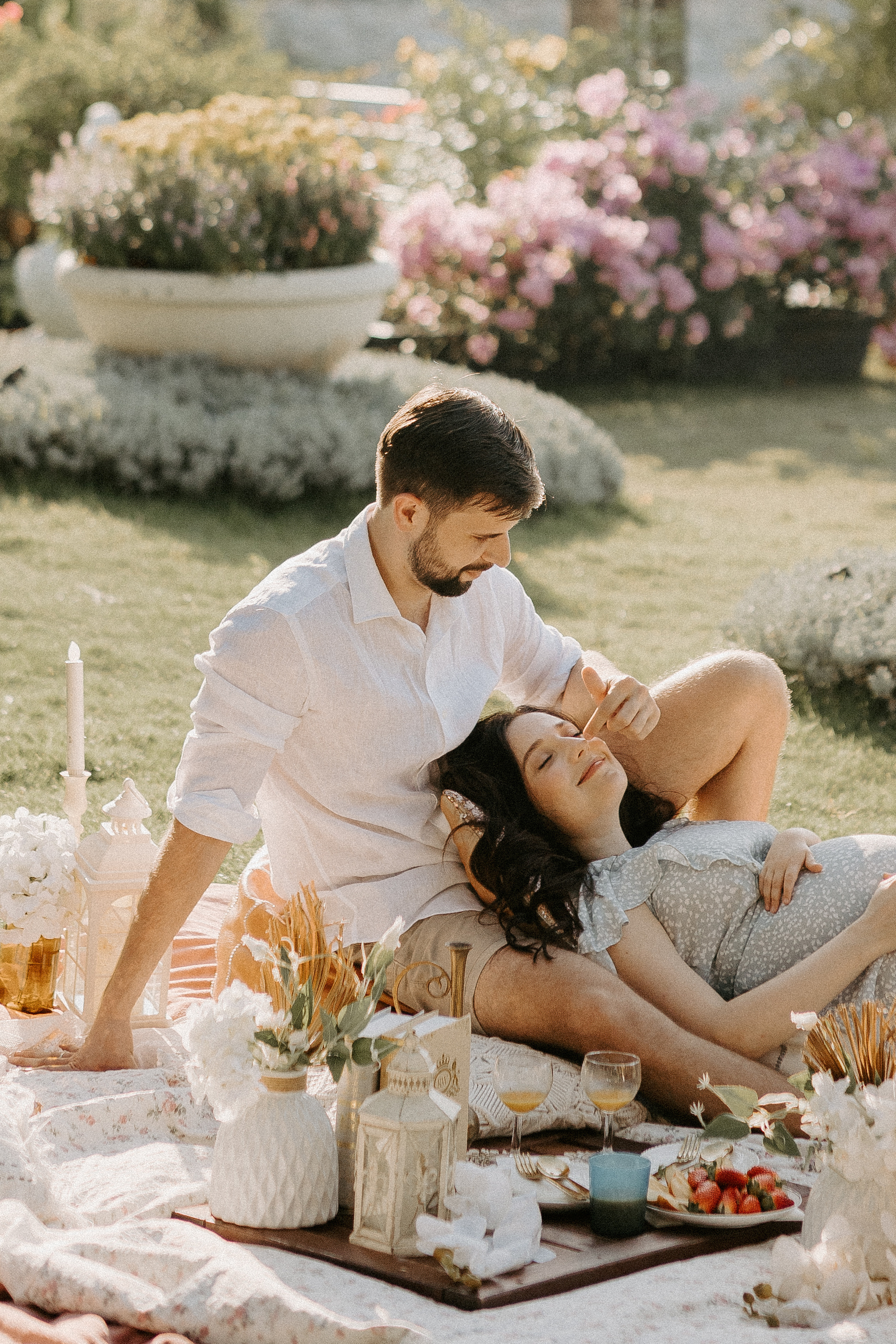 Family picnic. Photographer in Singapore Kate Bird