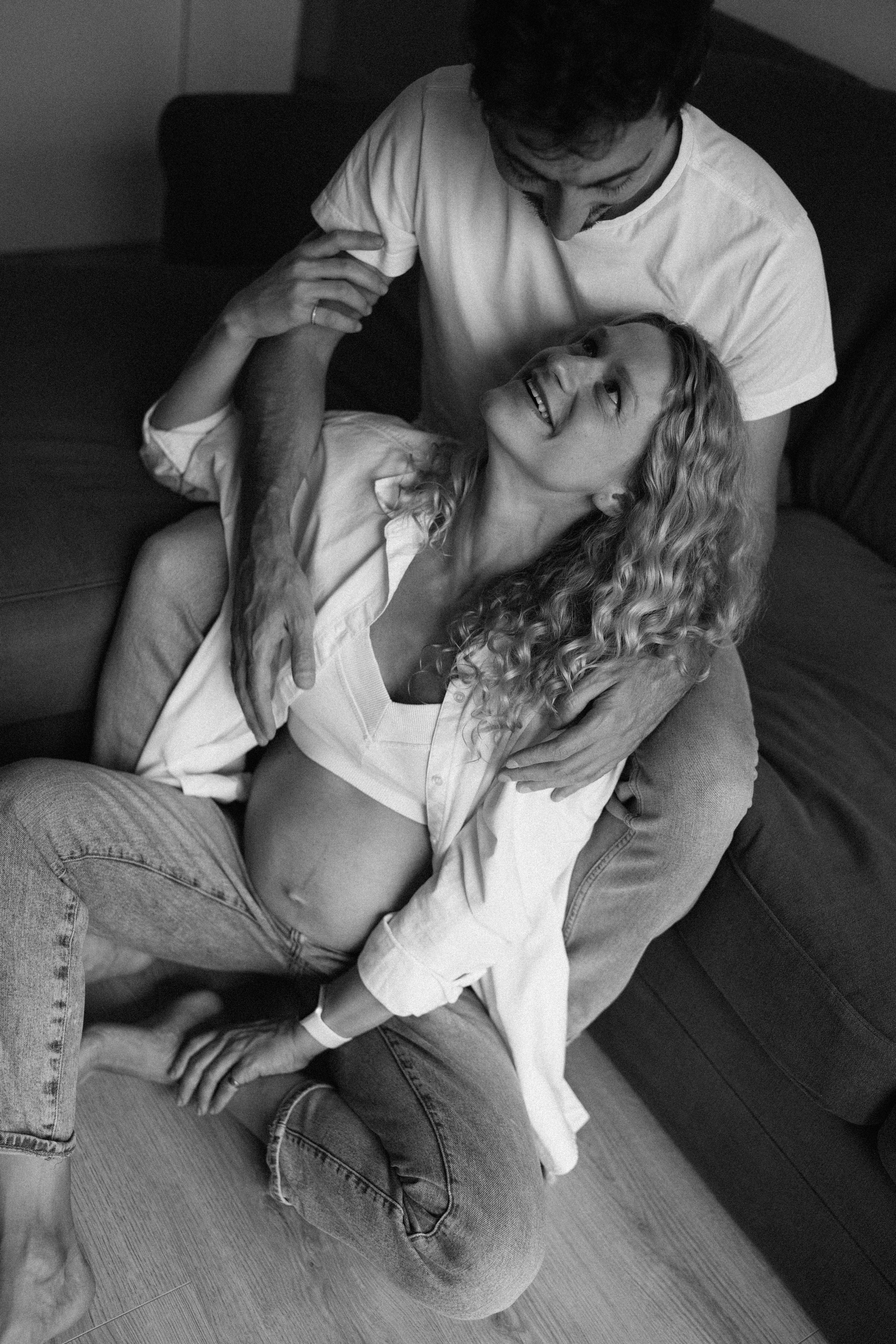 Candid pregnancy photoshoot in the park. Photographer in Madrid, Spain. Alyona Belyaninova