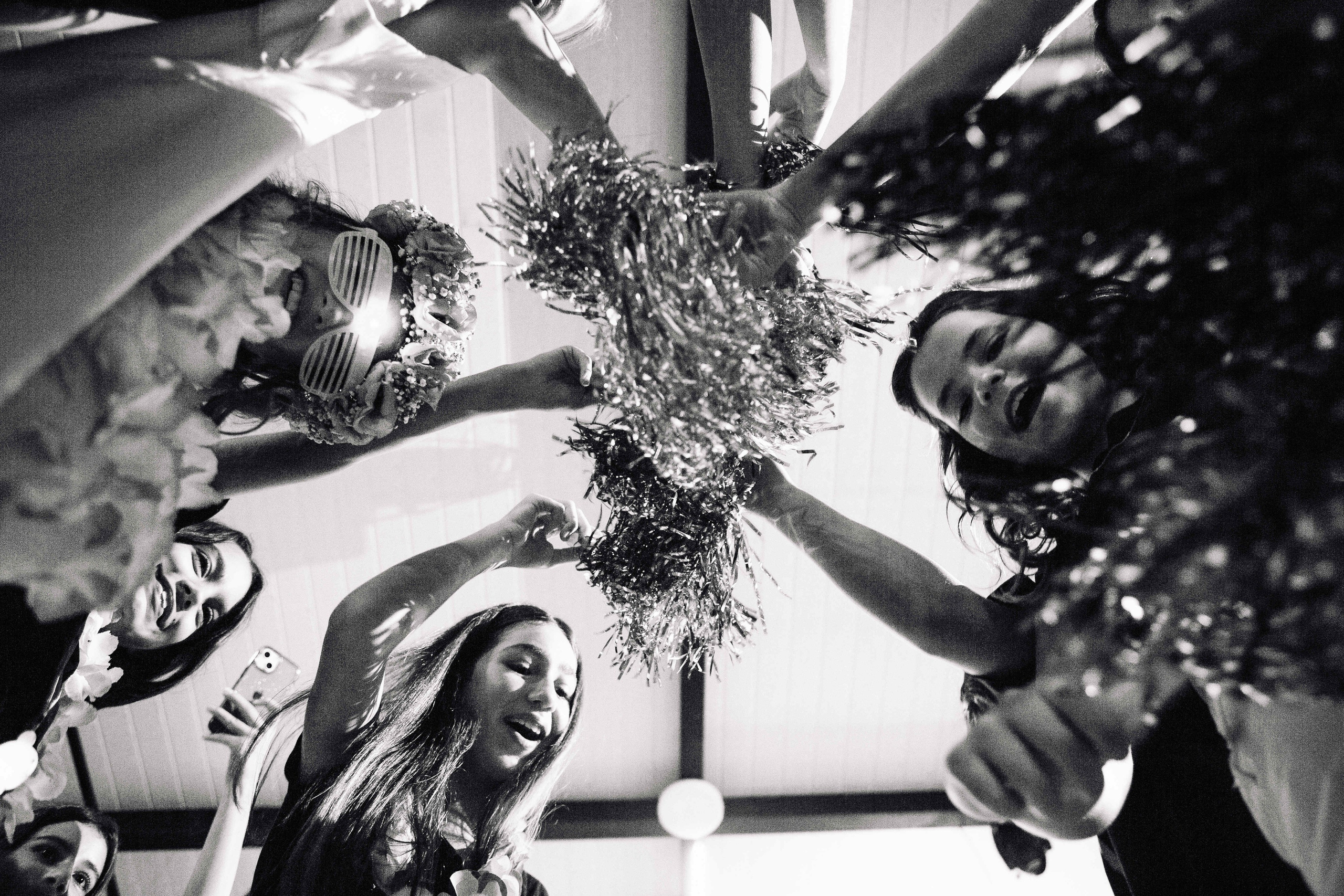 PARTY WITH FRIENDS. Https://shi-photo.com/