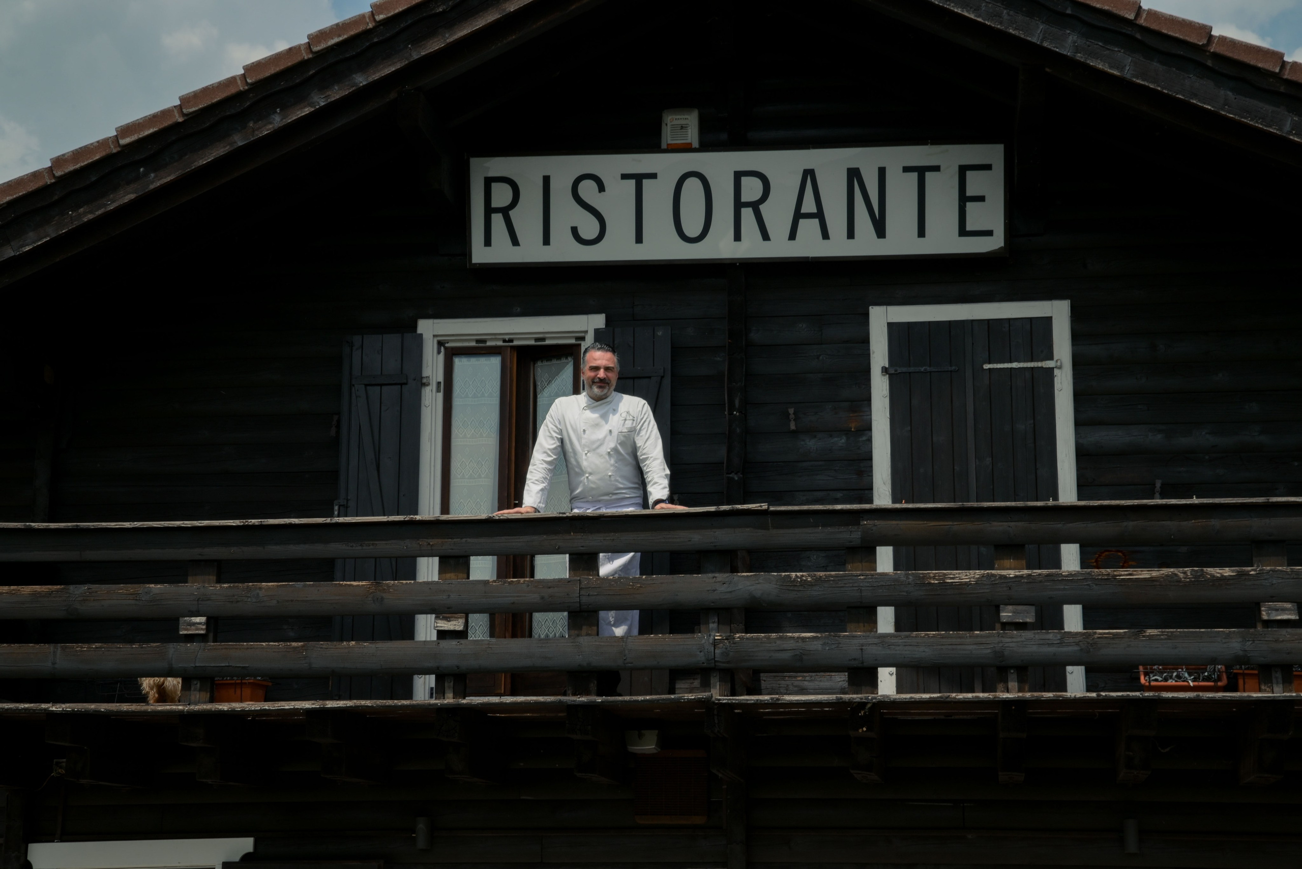 This is the right place to intimate wedding party: Italian kitchen, beautiful place with lake view