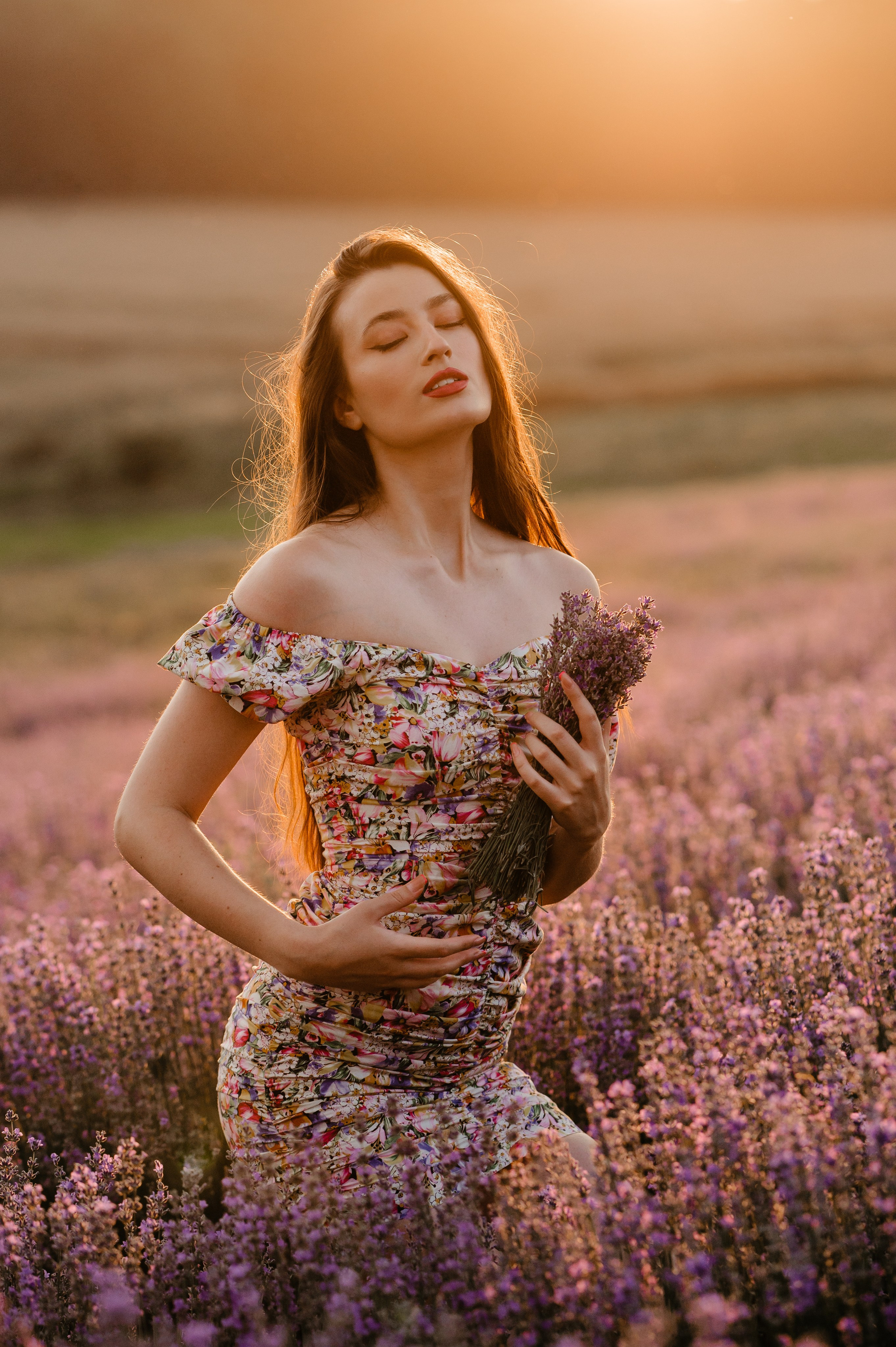 Sedinta foto in lanul de lavanda. Proud Vision Weddings | Wedding Photography & Film — Servicii profesionale Foto Video Nunta Iasi