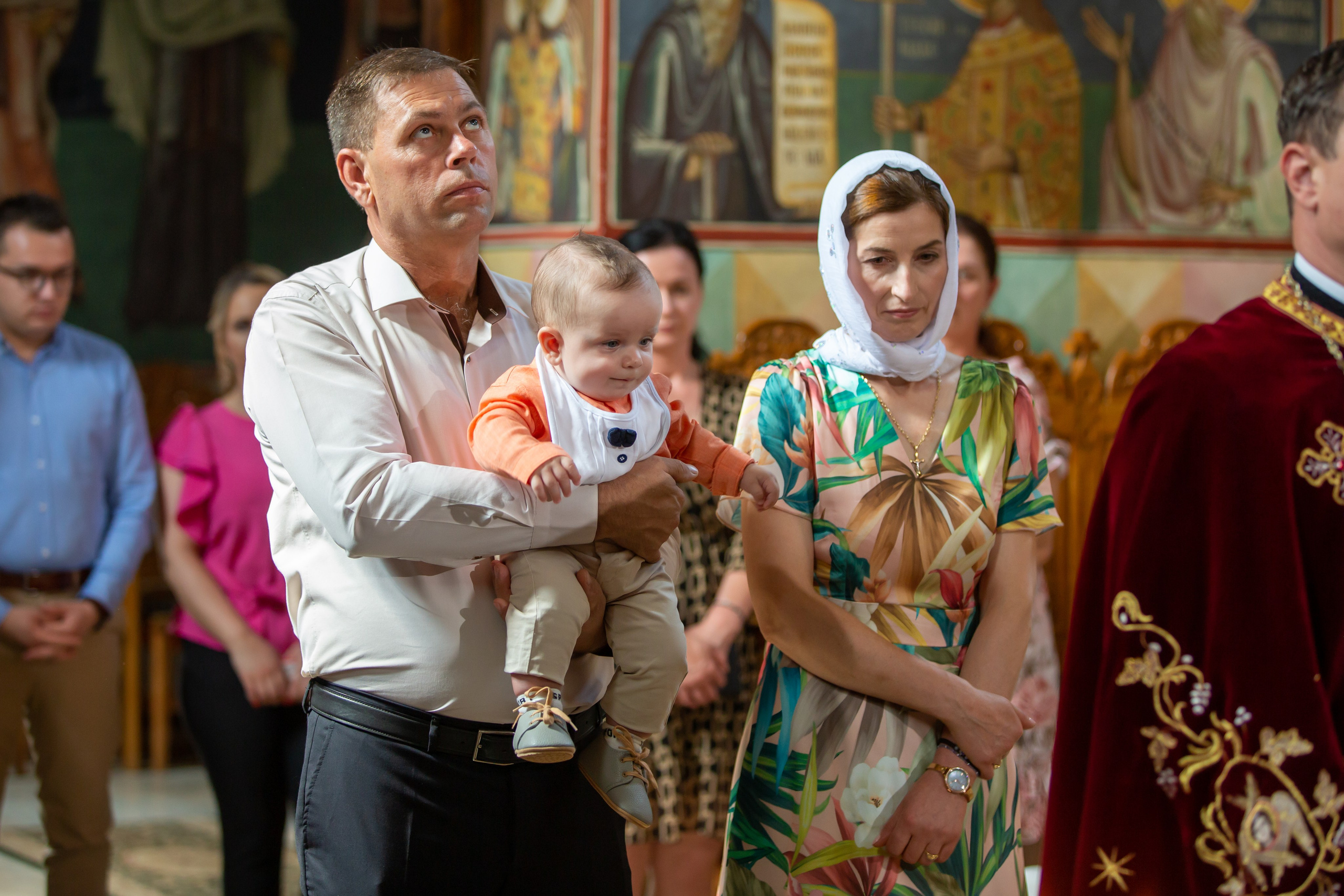 “Bebeluș botezat în biserică, ținut în brațe de nași”	•	“Detaliu cu lumânarea de botez decorată cu flori albe”	•	“Părinți emoționați alături de copilul lor la ceremonia de botez”	•	“Masa festivă de botez cu decor tematic și tort personalizat”	•	“Momentul în care preotul toarnă apă sfințită pe fruntea bebelușului”	“Bebeluș în rochie albă de botez, zâmbind în brațele mamei”	•	“Detaliu cu cruciulița de botez așezată pe o pernă de satin”	•	“Părinți și nași aprinzând lumânările în timpul ceremoniei de botez”	•	“Tort de botez decorat cu figurine tematice și numele copilului”	•	“Copil botezat dormind liniștit în pătuțul decorat festiv”	•	“Momentul în care preotul binecuvântează copilul în fața altarului”	•	“Invitați adunându-se în jurul mesei festive la petrecerea de botez”	•	“Bebeluș ținând în mână o jucărie personalizată primită la botez”	•	“Familie fericită pozând împreună după ceremonia de botez”	•	“Decor tematic cu baloane și flori la locația petrecerii de botez” fotograf Botoșani fotograf evenimente fotograf botez Alin Chirila fotograf alinofotostudio,- Preotul ținându-l pe micuțul Mathias Gabriel la botez, în biserica Înălțarea Domnului, Copălău  - Detalii de la botezul lui Mathias – lumânare, trusou și icoană  - Familia lui Mathias Gabriel alături de micuț, în ziua botezului  - Portret emoționant cu mama și bebelușul în brațe, în biserică,fotograf profesionist evenimente Botoșani, Iași, Suceava, Fălticeni, Bacău, Pașcani, Roman - AlinoFotoStudio by Alin Chirilă - servicii foto nuntă, botez, cununie, ședințe foto creative, albume personalizate, fotografii emoționante și calitative pentru cele mai importante momente din viață,fotograf nuntă Botoșani Alin Chirilă,  ședință foto botez Iași - AlinoFotoStudio,  servicii fotograf profesionist evenimente Suceava,  fotograf cununie civilă Fălticeni - Alin Chirilă,  album foto nuntă personalizat Bacău.“Bebeluș botezat în biserică, ținut în brațe de nași”	•	“Detaliu cu lumânarea de botez decorată cu flori albe”	•	“Părinți emoționați alături de copilul lor la ceremonia de botez”	•	“Masa festivă de botez cu decor tematic și tort personalizat”	•	“Momentul în care preotul toarnă apă sfințită pe fruntea bebelușului”	“Bebeluș în rochie albă de botez, zâmbind în brațele mamei”	•	“Detaliu cu cruciulița de botez așezată pe o pernă de satin”	•	“Părinți și nași aprinzând lumânările în timpul ceremoniei de botez”	•	“Tort de botez decorat cu figurine tematice și numele copilului”	•	“Copil botezat dormind liniștit în pătuțul decorat festiv”	•	“Momentul în care preotul binecuvântează copilul în fața altarului”	•	“Invitați adunându-se în jurul mesei festive la petrecerea de botez”	•	“Bebeluș ținând în mână o jucărie personalizată primită la botez”	•	“Familie fericită pozând împreună după ceremonia de botez”	•	“Decor tematic cu baloane și flori la locația petrecerii de botez” fotograf Botoșani fotograf evenimente fotograf botez Alin Chirila fotograf alinofotostudio.fotograf botez Amelis Maria, fotografie botez Botoșani, fotograf Alin Chirilă, amintiri botez, fotografii botez, botez Amelis Maria, fotograf copii, fotografie botez în Botoșani,