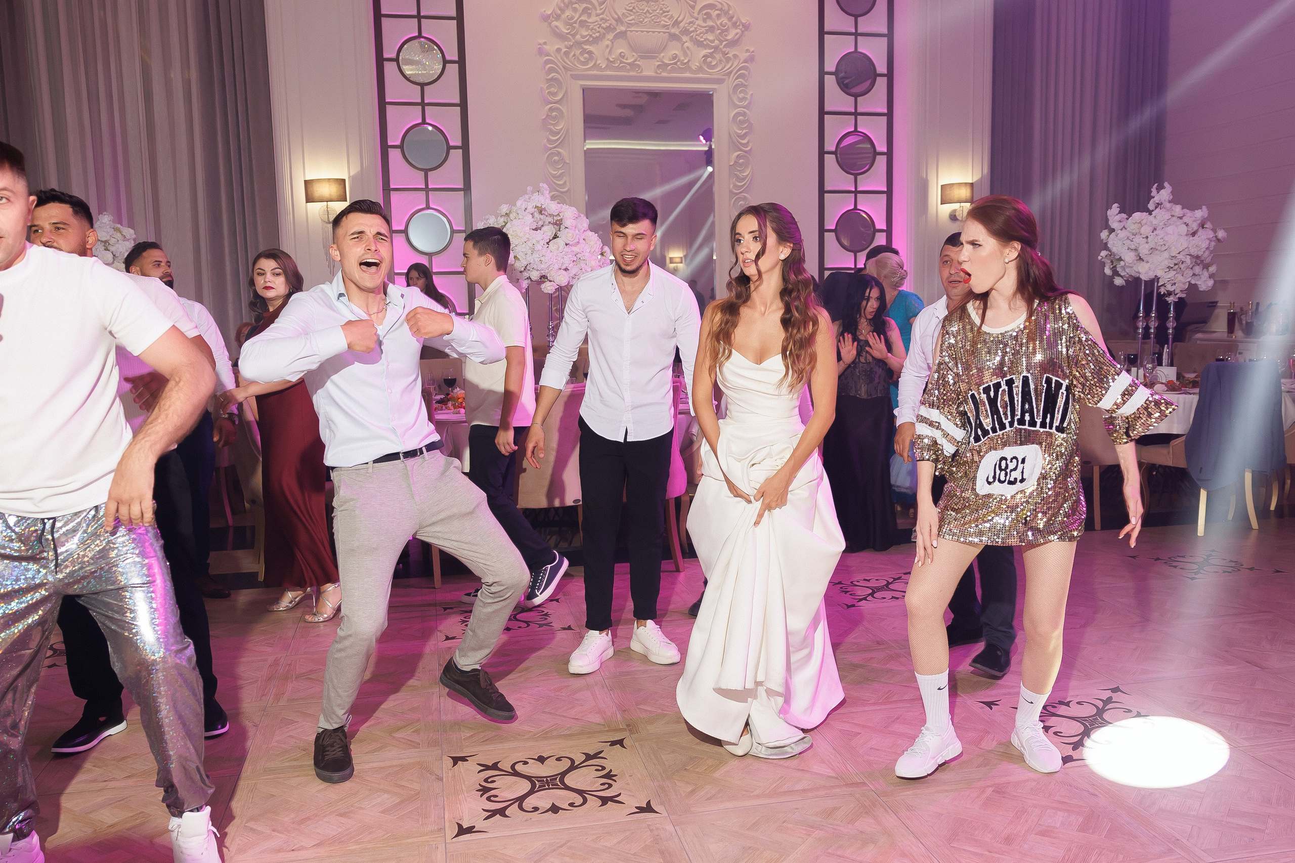 Eugen & Livia — Grand Elysee — Wedding Day. Servicii Foto și Video 067188353