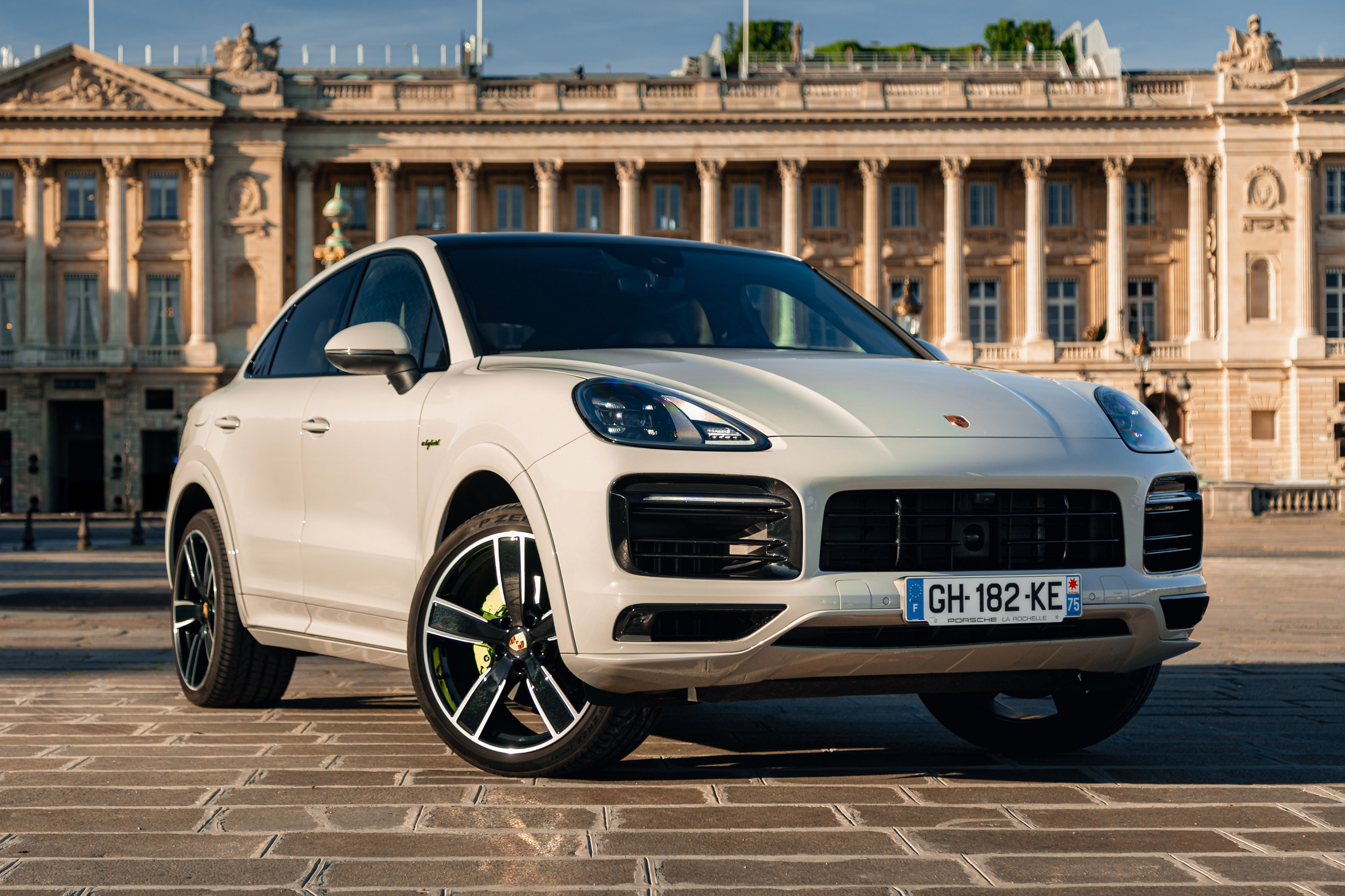 Porsche Cayenne E-Hybrid. Photographer in Paris — Vitalii Motruk