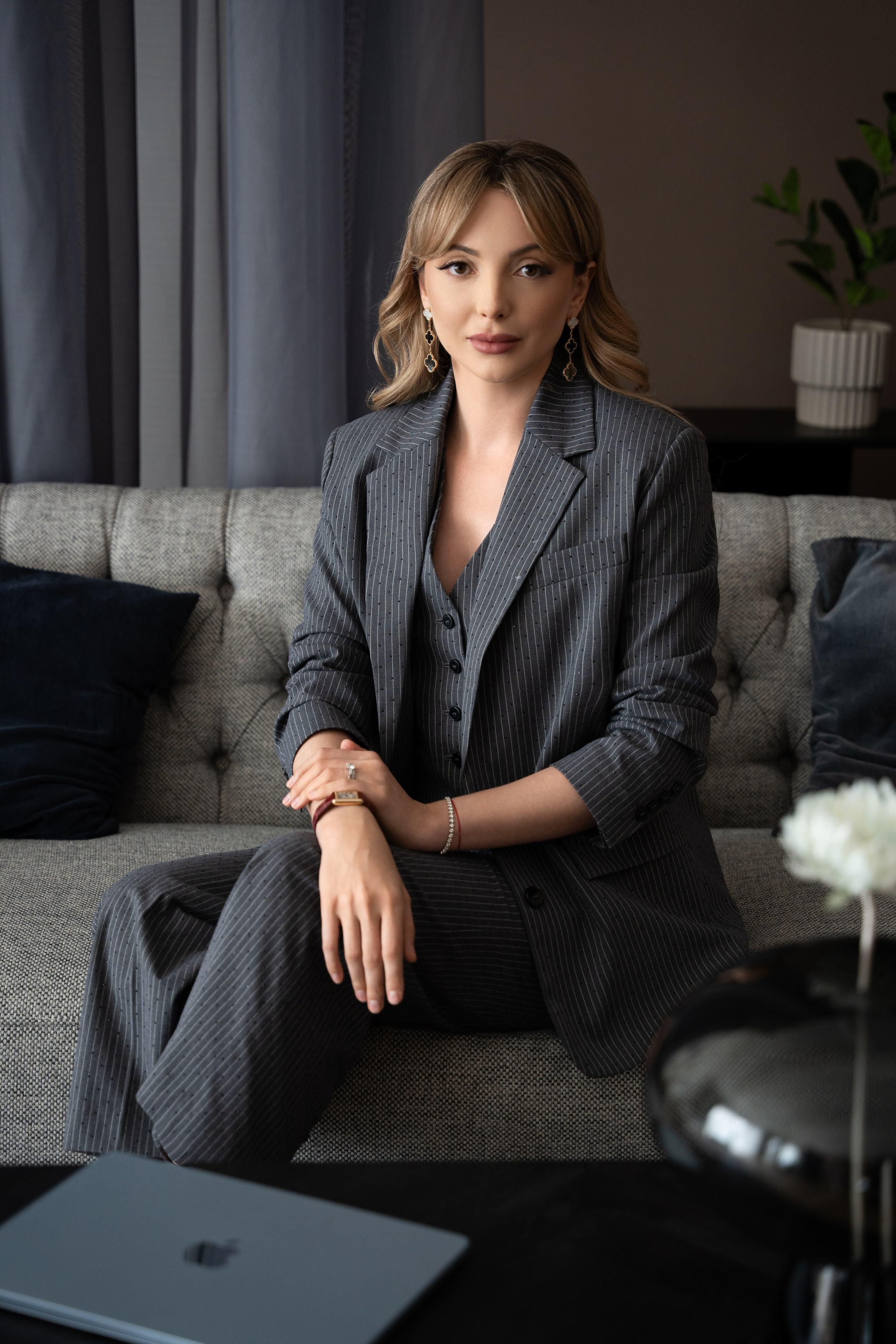 BUSINESS PORTRAIT. Photo and video production. Editing & retouching services. Training