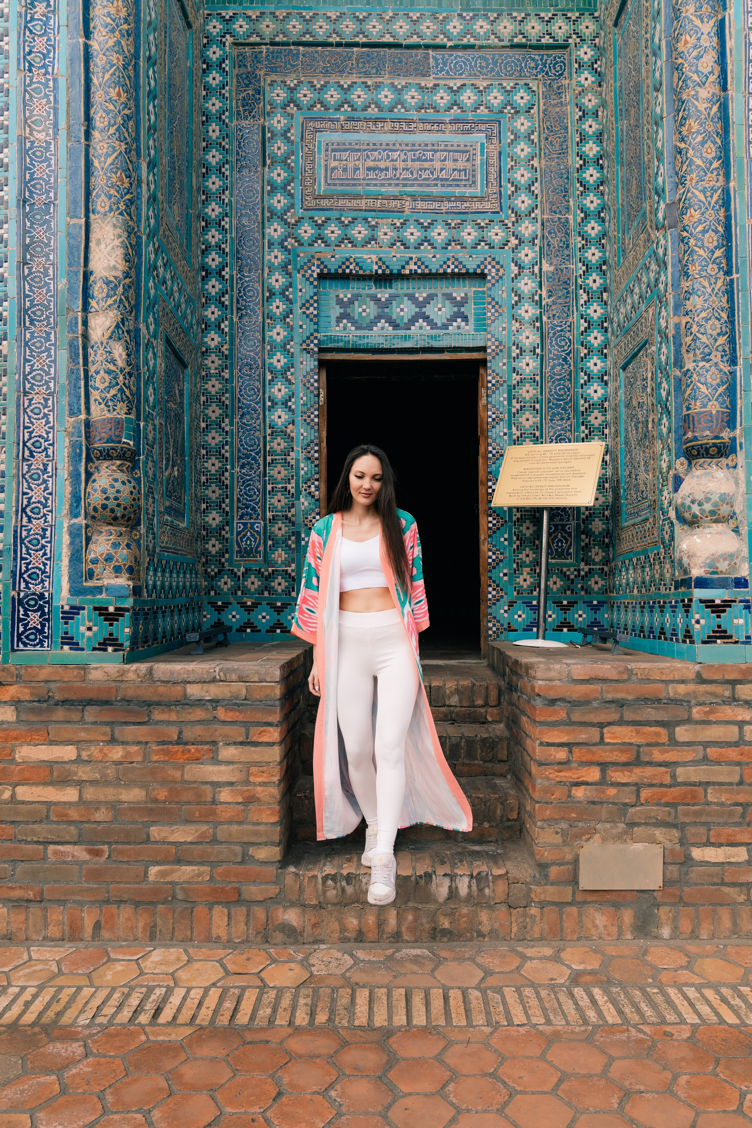 Photoshoot in a robe in Samarkand: Unique Shots with the Shah-i-Zinda. Photographer in Uzbekistan and Samarkand Djasur Marupov