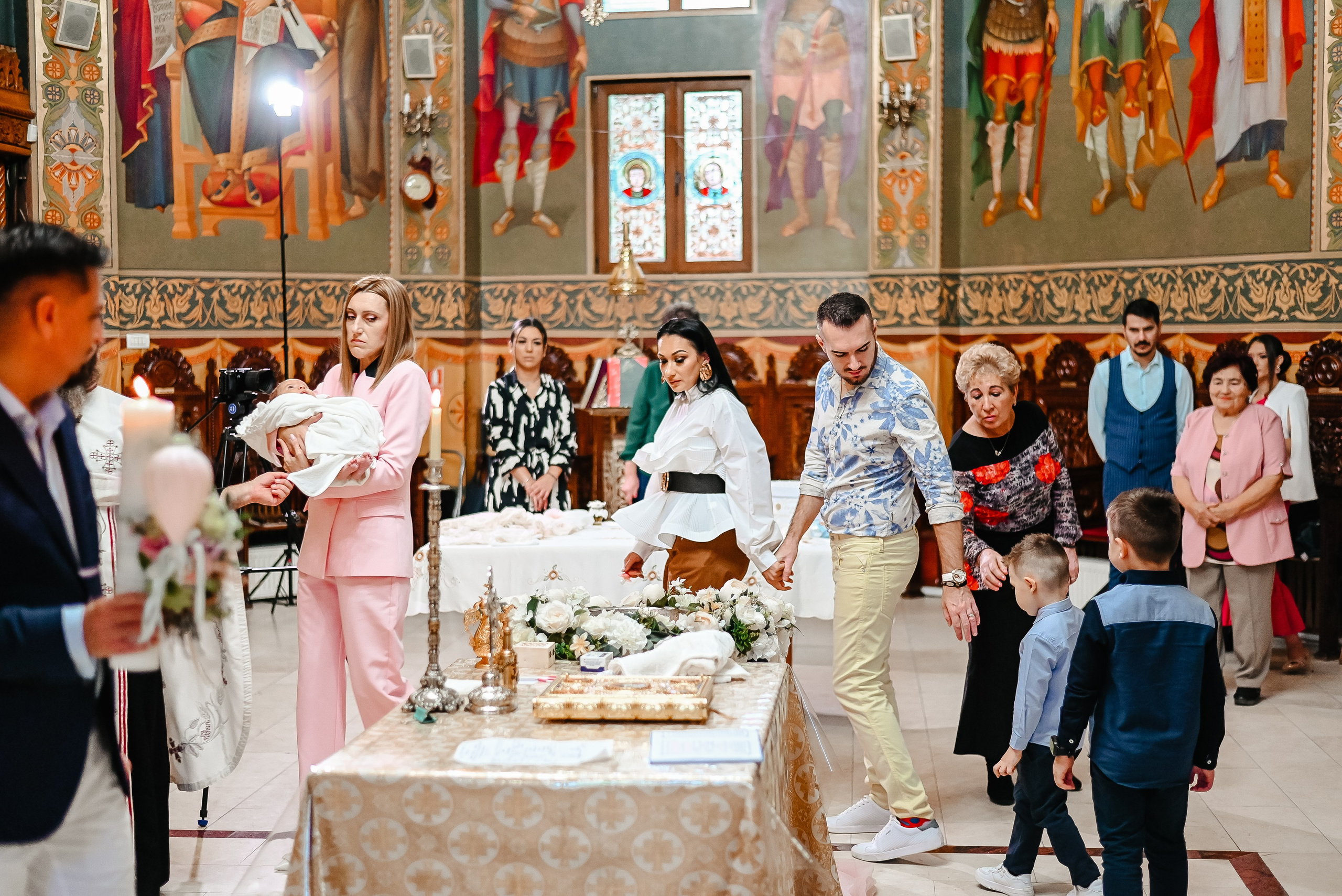 Ceremonia de botez în biserică, surprinsă de Ana Maria Drăgan