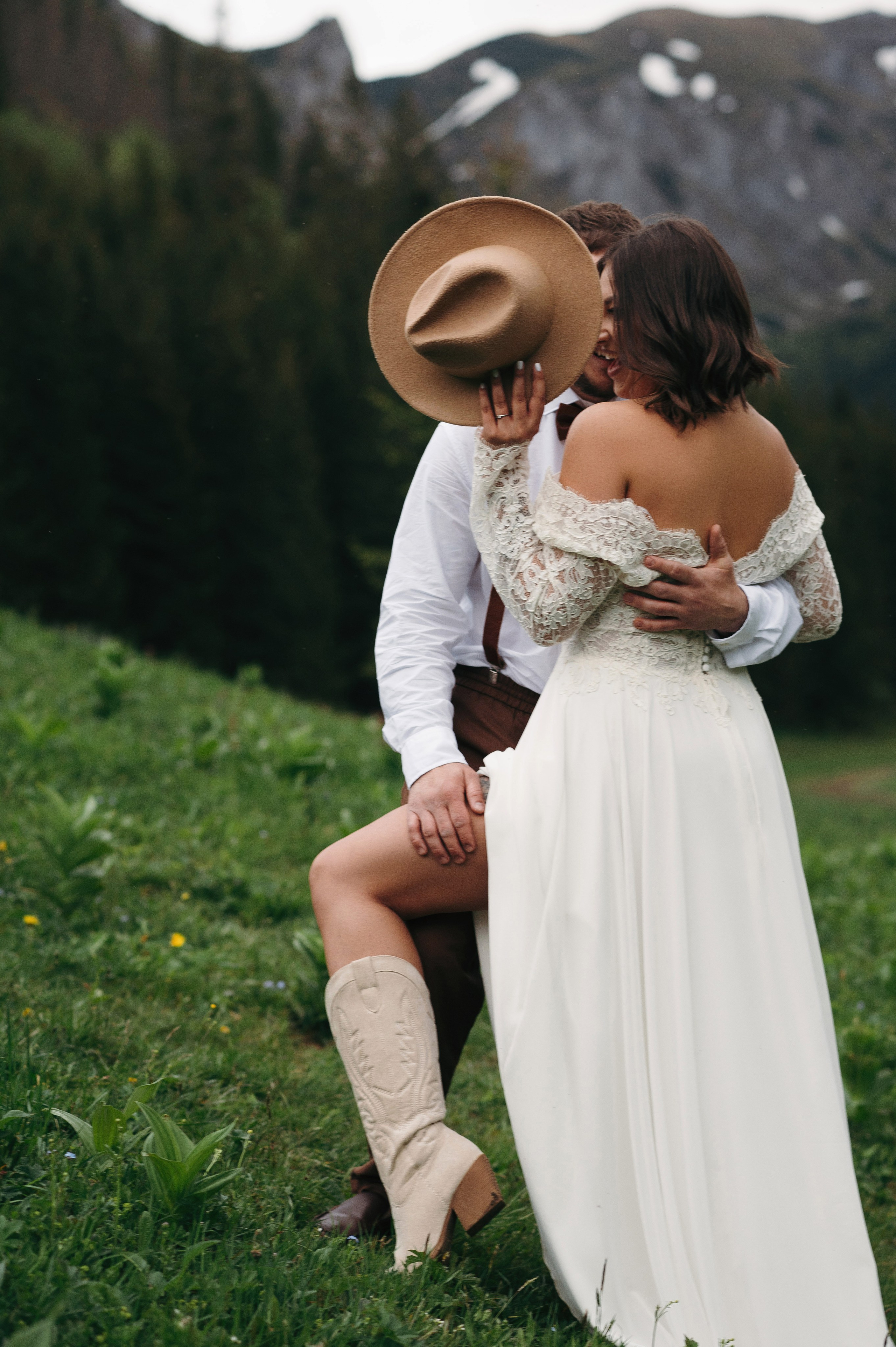 Hochzeitsfotoshooting in den Bergen | Natürliche & Romantische Hochzeitsbilder