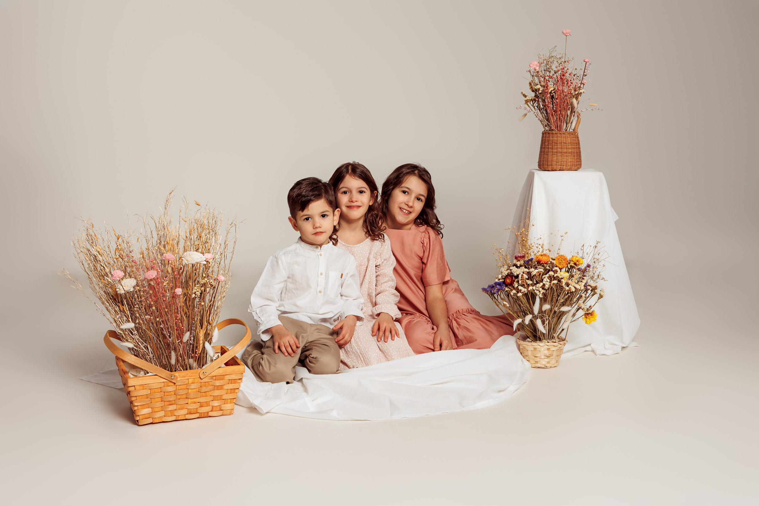 Familia Hudea - fotografii de studio. Cristina Andronache fotograf Brașov fotograf de familie fotograf de nunta Brașov