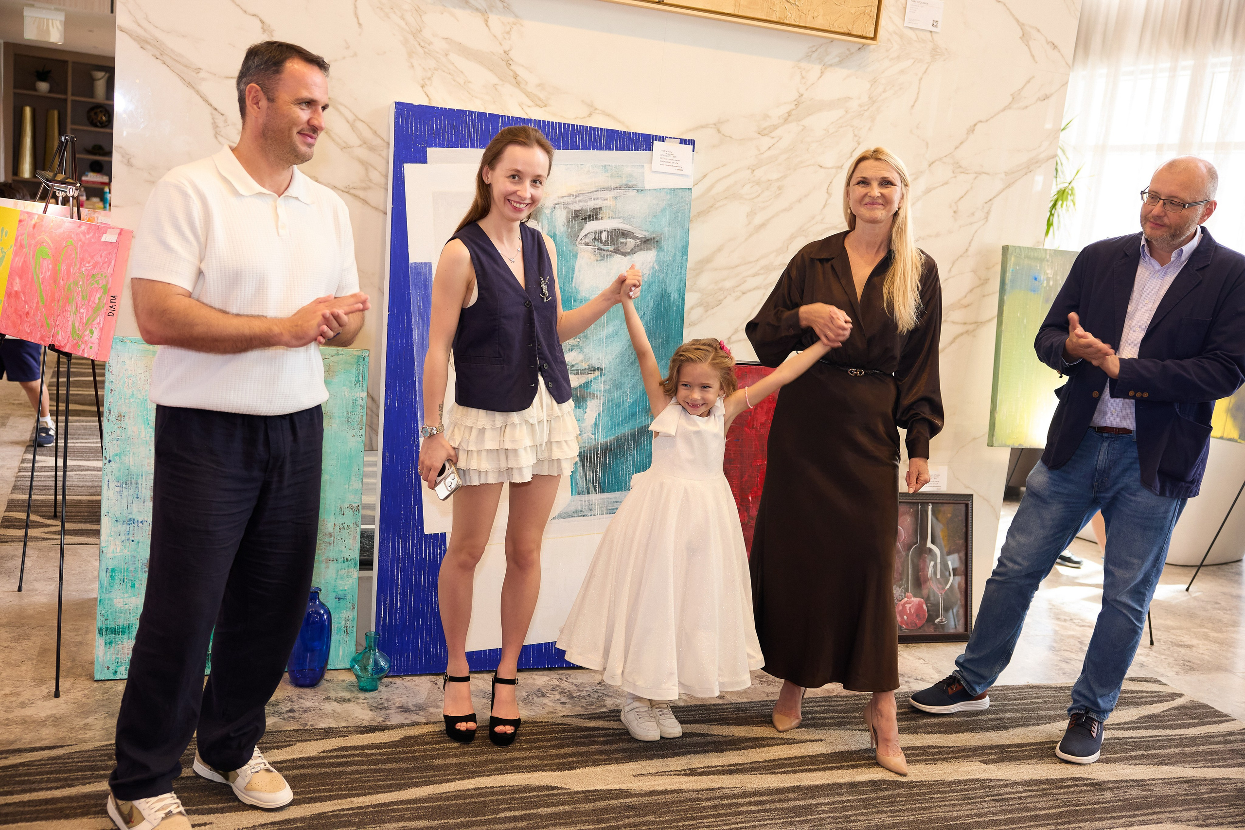 Авторская благотворительная художественная выставка Дианы Бортник. Фотограф Юлия Маковеева