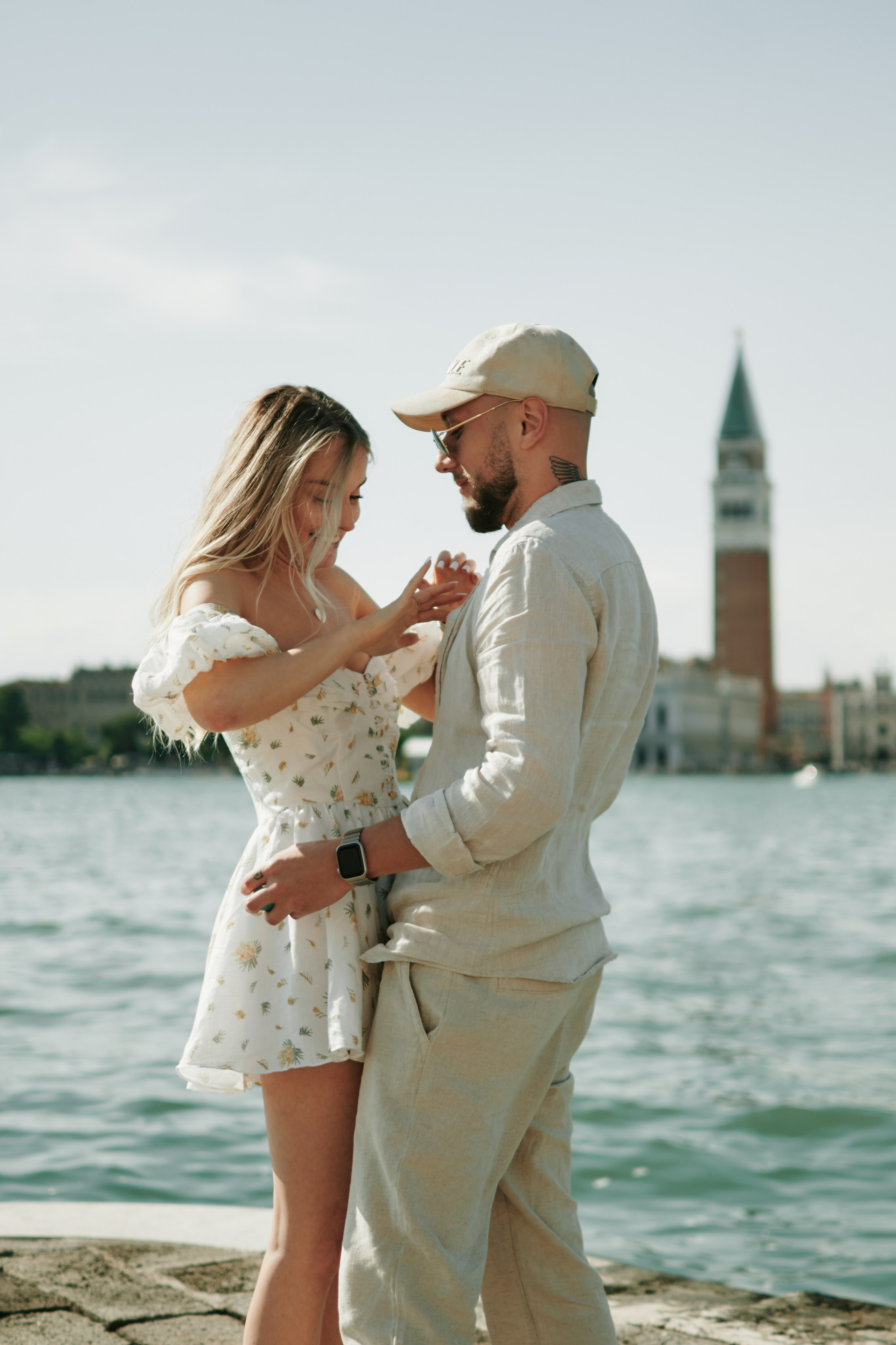 Surprise Engagement Photoshoot in Venice on a Boat. Фотограф в Венеции, Италия. Зотова Яна