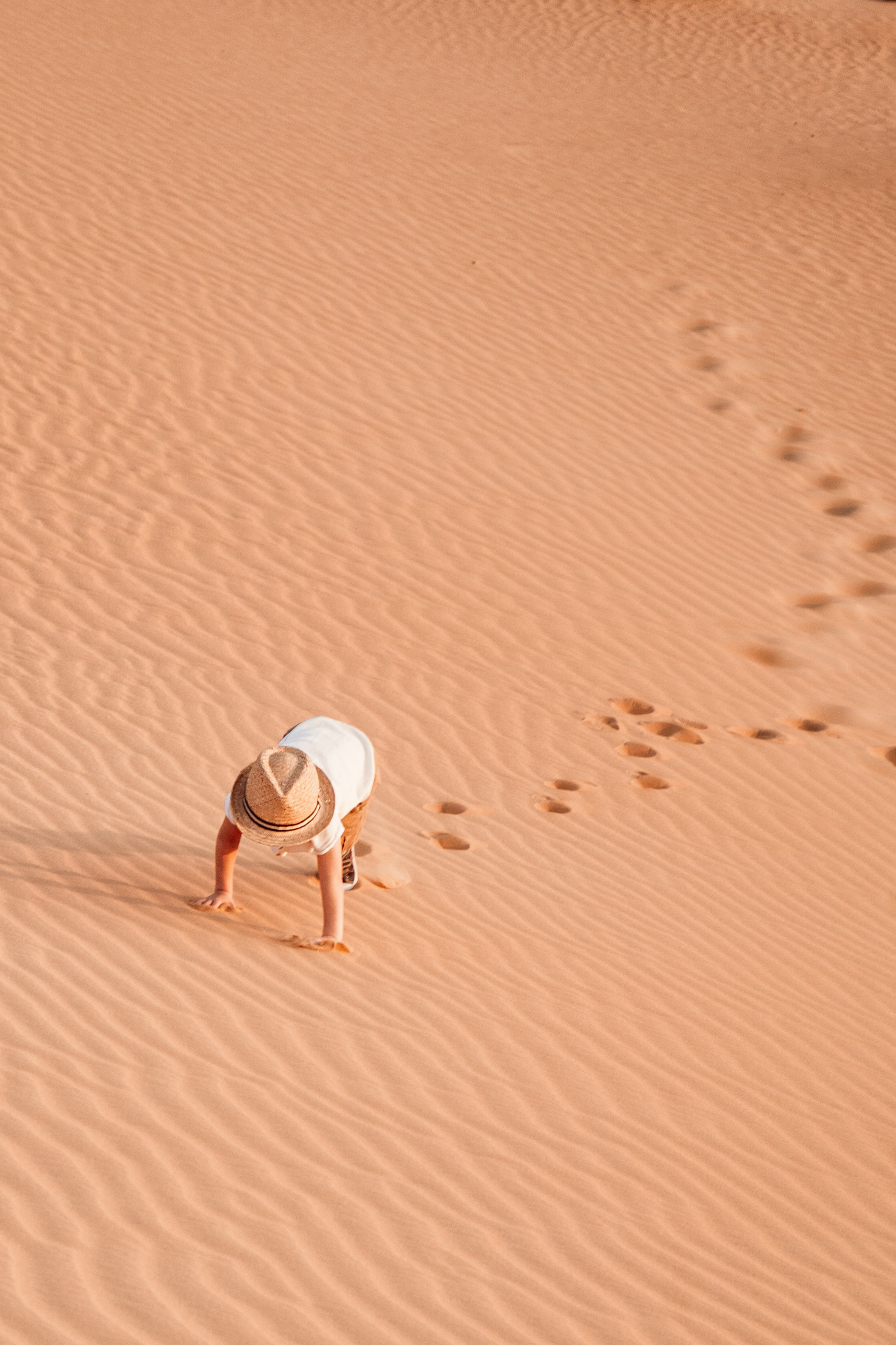 Photographer in the Abu Dhabi desert. Book a shoot in the Dubai desert, UAE. Romance of the East. The endless desert of the Emirates. Photos in the desert. Minimalism in photography. Nice photo sessions in the desert