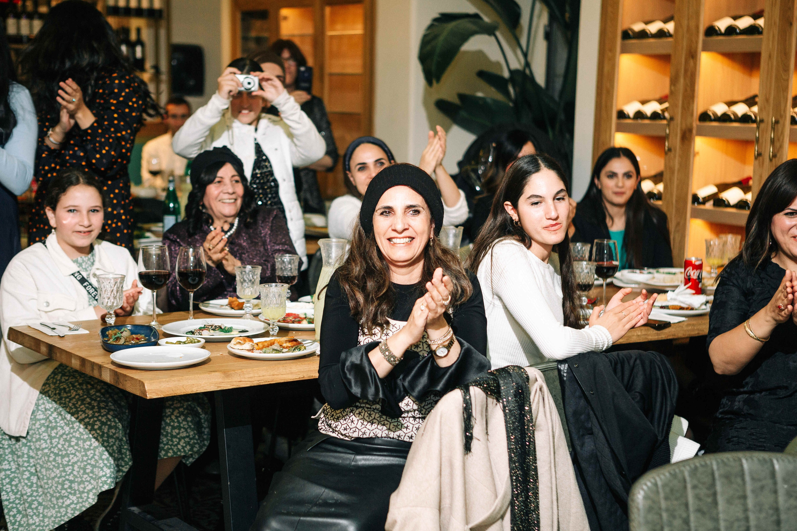 PARTY IN A RESTAURANT WITH THE WHOLE FAMILY. Https://shi-photo.com/