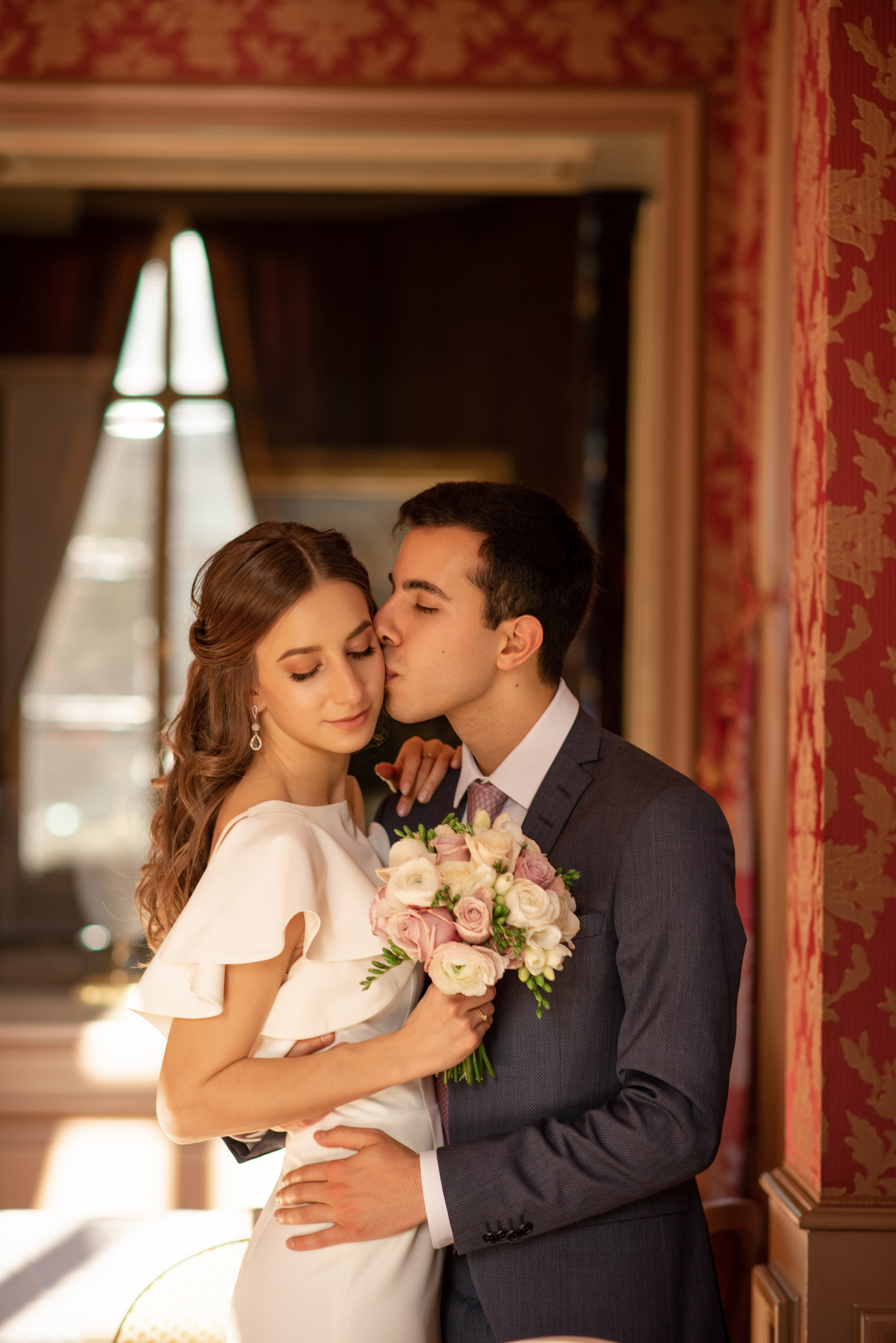 Promenade romantique à Paris pour les jeunes mariés